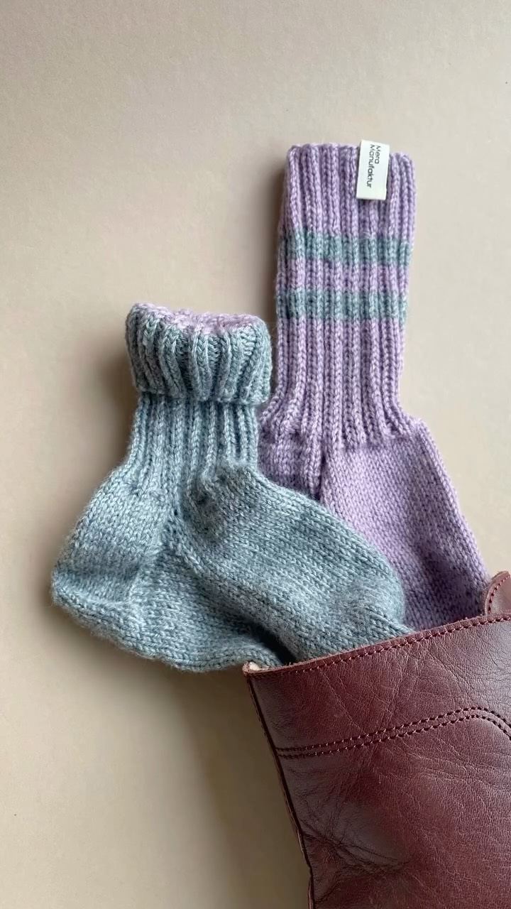 „Wenn die kalte Jahreszeit kommt,
verändert sich die Welt um unsere Kinder.
Die Luft wird klarer, die Tage stiller …
und jeder Schritt braucht ein bisschen mehr Wärme.“
„Kleine Füße, die neugierig durchs Leben gehen,
dürfen weich gebettet sein –
in Materialien, die sanft sind,
natürlich, atmungsaktiv
und voller Geborgenheit.“
Für Wintertage im Wald,
für warme Momente daheim,
für all die kleinen Abenteuer.
#WaldorfKinder #NatürlicheKinderkleidung #SlowFashionKids #MamaCommunity #MomLifeGermany #Elternsein #WarmeFüße #KinderSocken #HochwertigeKindermode #WinterKids #CozyKids #FYPdeutschland#kinder #nachhaltig #kids #waldorf #meramanufaktur #kinderstyle