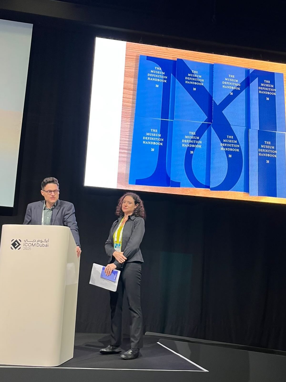 ¡Un hito para la museología mundial ha llegado! 🌍✨
Desde ICOM Venezuela, nos enorgullece compartir la "Guía para la Definición de Museo", una publicación fundamental elaborada por nuestros colegas Lauran Bonilla-Merchav @lbonillamerchav y Bruno Brulon @bbrulon en el Consejo Internacional de Museos.
Este manual es el resultado de un riguroso y amplio proceso global que redefine el concepto de museo para nuestro tiempo. Refleja el carácter dinámico, inclusivo y socialmente comprometido que nuestras instituciones deben encarnar, yendo más allá de ser meros guardianes de colecciones.
📖 La guía profundiza en 25 términos clave que responden no solo QUÉ es un museo, sino CÓMO debe operar y POR QUÉ es relevante en el siglo XXI. Es una herramienta indispensable para:
· 🏛️ Trabajadores y directivos de museos.
· 👩🏫 Investigadores y educadores.
· 👥 Comunidades y público en general.
Invitamos a toda nuestra comunidad museística venezolana a sumergirse en esta lectura esencial. Es una base poderosa para reflexionar, dialogar y actuar en la construcción de museos más democráticos, diversos, sostenibles y al servicio de la sociedad.
🔗 Descarga y lee la guía completa en la bio: aquí: https://icom.museum/en/news/publication-of-the-museum-definition-handbook-words-inspiring-action/
#ICOM #ICOMVenezuela #DefiniciónDeMuseo #MuseosDelSigloXXI #Museología #PatrimonioCultural #MuseosInclusivos #MuseosComprometidos #GuíaICOM #CulturaVenezolana #MuseosTransformadores