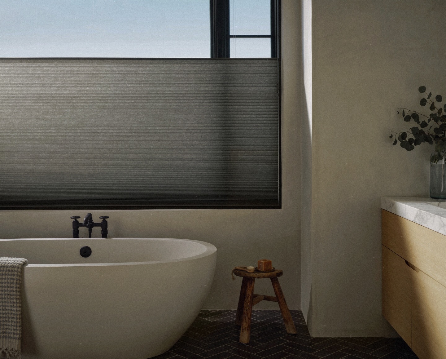 Because privacy shouldn’t mean losing the light.
Top down, bottom up shades let this space shine in all the right ways.
This bath… peace + perfection. 🩵
#1889interiors | #honeycombshades #customwindowtreatments #bathroomwindowtreatments