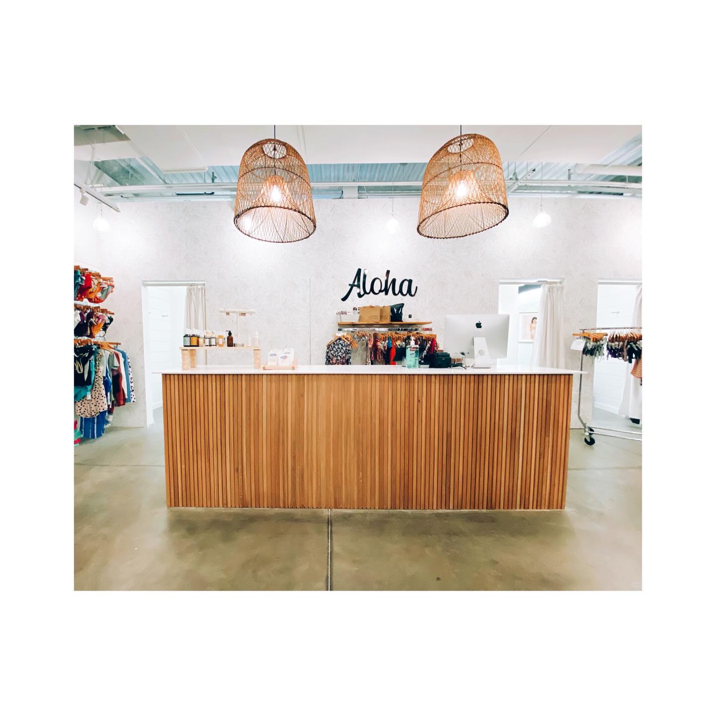 One of our first big commercial projects, removing this dated tile to install cladding made of over 100 individual white oak pieces.
Thank you @thebikinimarket for this project!
#whiteoak #cladding #woodworking