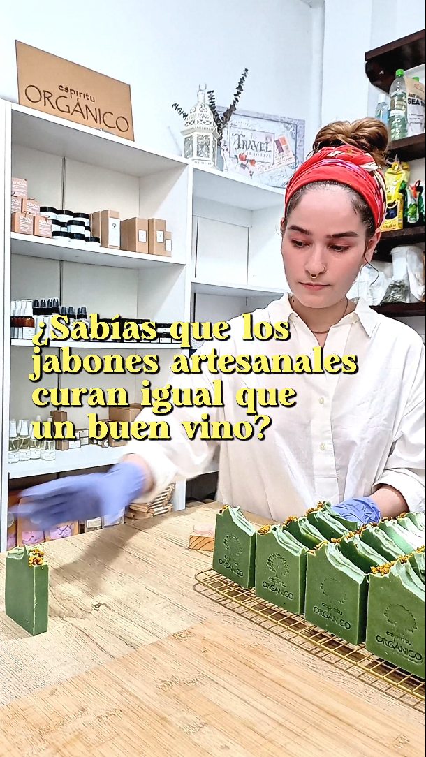 Hacer un jabón artesanal de saponificacion en frio es un acto de paciencia…
Y es justo eso lo que los hace tan especiales.
Primero los creo, los corto, los sello… y luego comienza la parte más importante: su periodo de curación.
Durante varias semanas, el jabón pierde exceso de agua, se vuelve más suave con la piel, más duradero y mucho más delicioso al usarlo. Nada de afanes, nada de atajos: solo tiempo, aire y una formulación hecha con intención.
Cuando ves estos jabones reposando en sus rejillas, parecen simples barras… pero en realidad están pasando por un proceso silencioso que determina su calidad final.
Y por eso son tan diferentes a los jabones comerciales: aquí cada pieza tiene su propio ritmo, su propio tiempo y su propia alma.
Así que cuando tengas uno en tus manos, recuerda que ese jabón llevó semanas preparándose solo para ti.
Con paciencia, con cariño y con el compromiso de entregar siempre lo mejor que nos permite la tierra. 🌿💚
#saponificacionenfrio #jabon #jabonartesanal #natural #organico #cosmeticanatural #ecoamigable