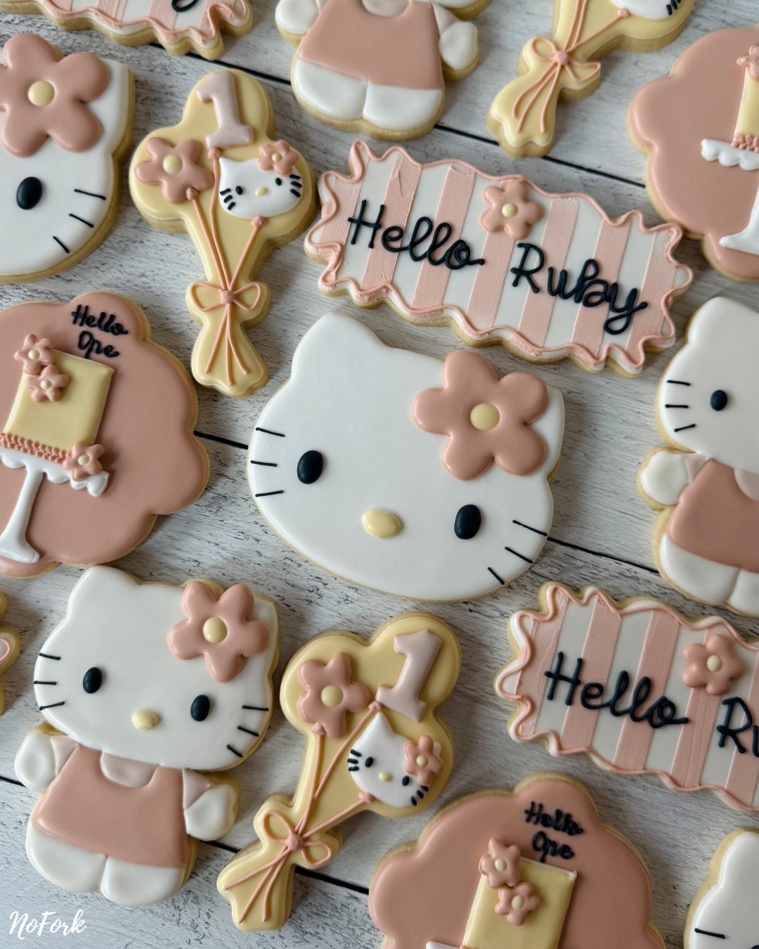 Hello Ruby 🌸 A special cutie turned ONE this weekend!
#nofork #celebratingmadeeasy #eatwithyourhands #hellokittycookies #noutensilsrequired #supportlocal #custombakery