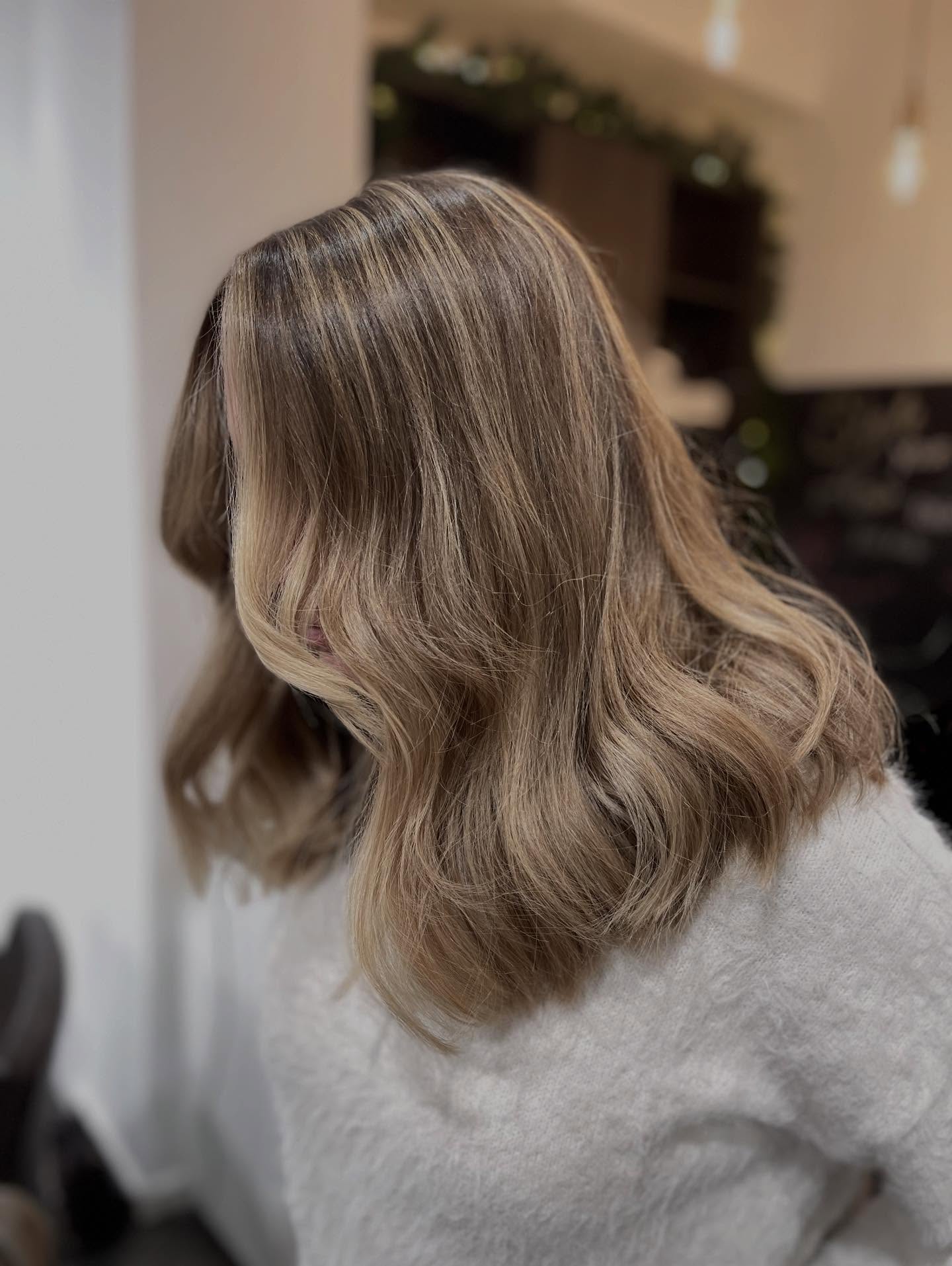 ✨ Mehr Dimension in dickem Haar
——
Dickes/volles Haar hat von Natur aus Power und Präsenz – aber genau deshalb können Farben schnell „flach“ wirken.
Der Gamechanger? Breitere Highlights!
Sie sorgen für:
-Sichtbare Tiefe
-Weiche Übergänge
-Einen modernen, multidimensionalen Look
Perfekt für alle, die ihre kräftige Mähne lebendiger und „bewegter“ wirken lassen wollen – ganz ohne an Fülle zu verlieren.
Mehr Struktur. Mehr Licht. Mehr Dimension.
——
#balayage #friseurdüsseldorf #beckerbeauty