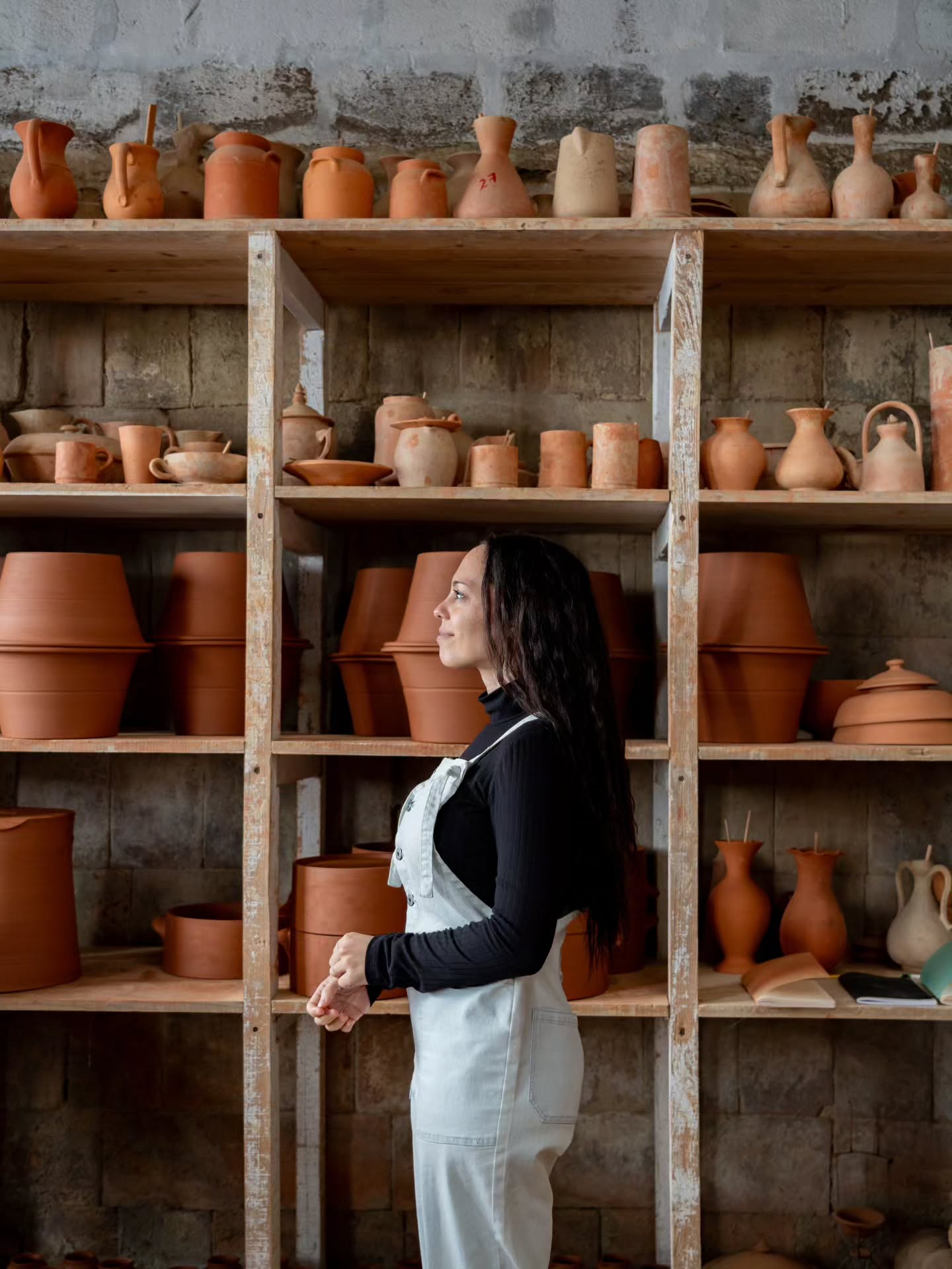 37° 44' 42.9" N, 25° 34' 58.1" W - (English below)
.
.
(FR) L'une des choses les plus importantes pour moi lorsque je voyage, c'est d'essayer de plonger dans la culture du peuple. Cela se fait de plusieurs façons : nourriture locale, anciennes traditions, visite d'endroits historiques, etc. Sur la partie sud de l'île de São Miguel (Açores, Portugal) se trouve la Fábrica de Cerâmica de Vieira que j'ai eu le plaisir de visiter. Voici pourquoi je vous conseille d'y faire un arrêt...
.
.
🧡 Sa fondation date de 1862, ce qui en fait la plus ancienne fabrique de céramique encore en activité aux Açores. L'entreprise est familiale depuis 5 générations !
🧡 On peut y voir le processus de production traditionnel, acheter sur place et admirer les artistes peindrent les "azulejos".
🧡 La visite est complètement gratuite. Heures d'ouvertures - lundi au vendredi de 9 à 18 hres + samedi de 9 à 13 hres. Bonus : vous pouvez prendre autant de photos que vous désirez. Allez-y tôt pour éviter la foule.
.
.
💬 En commentaire, dites-moi qu'elle est votre photo préférée et si vous avez déjà visité une fabrique de céramique. Bien hâte de vous lire !
.
.
.
(EN) One of the most important things for me when I travel is trying to immerse myself in the local culture. This can be done in many ways: local food, ancient traditions, visiting historical sites, and so on. On the southern part of São Miguel Island (Azores, Portugal) lies the Vieira Ceramic Factory, which I had the pleasure of visiting. Here's why I recommend you stop by...
.
.
🧡 Founded in 1862, it's the oldest ceramic factory still operating in the Azores. The company has been family-owned for five generations!
🧡 You can see the traditional production process, buy tiles on-site, and admire the artists painting the azulejos (tiles).
🧡 The visit is completely free. Opening hours: Monday to Friday, 9 am to 6 pm + Saturday, 9 am to 1 pm. Bonus: You can take as many photos as you like. Go early to avoid the crowds.
.
.
💬 In the comments, tell me which photo is your favorite and if you've ever visited a ceramics factory. Looking forward to reading your comments!
.
.
.
.
#CeramicaVieira #FabricaDeCeramica #visitportugal #saomiguel