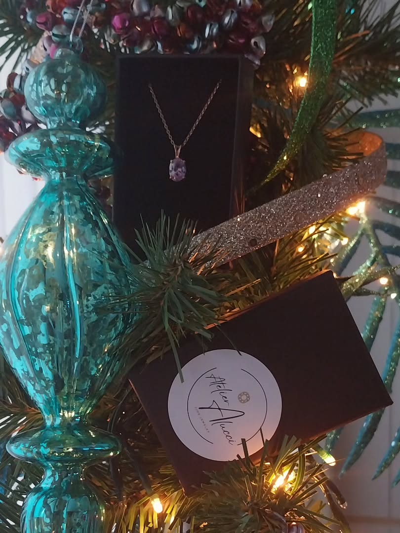 De kleinste cadeautjes maken vaak de grootste indruk.
Ze zijn lief, verrassend en precies genoeg om iemand z’n dag te laten stralen. Kleine gebaren met een grote glimlach — om te geven, te krijgen én te koesteren.
Deze kleine schatten hebben een bijzondere kracht. Ze blijven hangen, worden bewaard, gekoesterd…
Ze zijn een herinnering aan liefde, aan nabijheid, aan samen.
En juist daarom zijn de kleinste cadeautjes het mooist om te geven — én om te krijgen
#goudsmid #erfstuk #duurzaamjuweel #juweelontwerp #goud
#uniekejuwelen #juwelenontwerp #antwerpgold #costummade #juwelenopmaat #goudsmid #kooplokaal #vakmanschap #goudsmidatelier
#shinebright #belgischontwerp #kapellen
#geboortesteen #maatwerkjuwelen
#maatwerk #juweelontwerp #jijbentgoudwaard
#handmade #jewelrydesign #handmadejewelry
#goudsmidantwerpen #yourpersonalgoldsmith #maatwerk #costummade