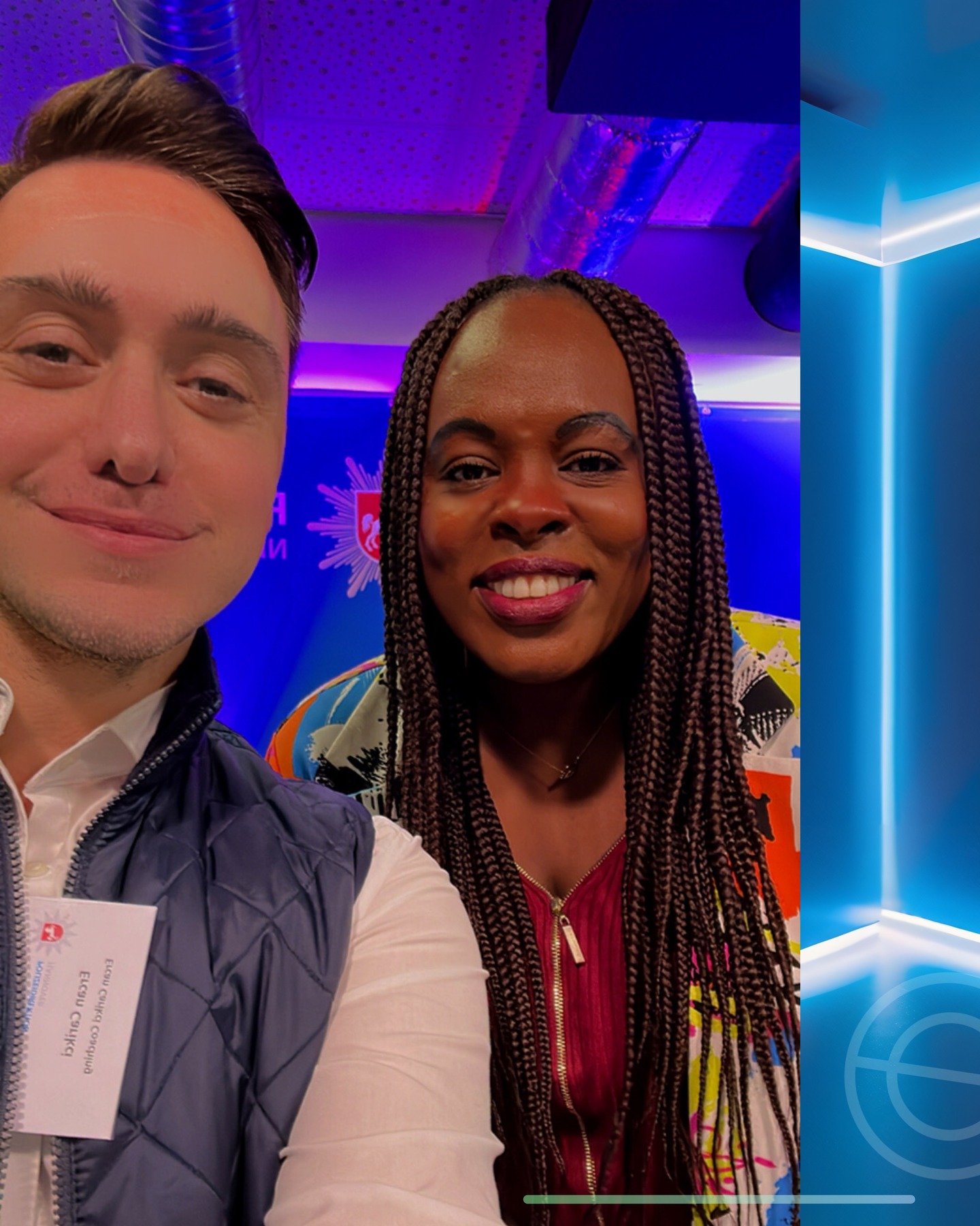 Ihr Lieben! Die letzten zwei Wochen waren intensiv: fünf Menschen im Team, viele parallele Termine und mehrere Schulungen für die Polizei Niedersachsen.
Wir arbeiten dort zu diskriminierungssensibler Praxis – Awareness, Catcalling, Argumentation gegen populistische Narrative und Machtreflexion. Alles mit dem Ziel, Handlungssicherheit zu stärken, ohne Probleme zu verharmlosen. Beeindruckend ist das Engagement der Demokratiepatinnen und -paten, die in ihrem Alltag viel Verantwortung tragen und diese Initiative wirklich prägen. Unsere Fortbildungen sind ein kleiner Baustein, der ihre Arbeit ergänzt - nicht ersetzt. Auf dem ersten Foto Ercan mit @djenadh , die politisch unheimlich viel bewegt und für uns gleichzeitig eine enge Freundin ist. Das zweite Foto Netzwerktreffen Franz Müntefering und Polizeipräsidentin Gwendolin von der Osten zeigt eine Gesprächssituation; - ein Austausch zwischen politischen und polizeilichen Spitzen, der deutlich gemacht hat, wie wichtig demokratische Widerstandskraft gerade jetzt ist. #DemokratieStärken #AwarenessArbeit #Rassismuskritik #Diversitätskompetenz #PolizeischutzFürDieDemokratie