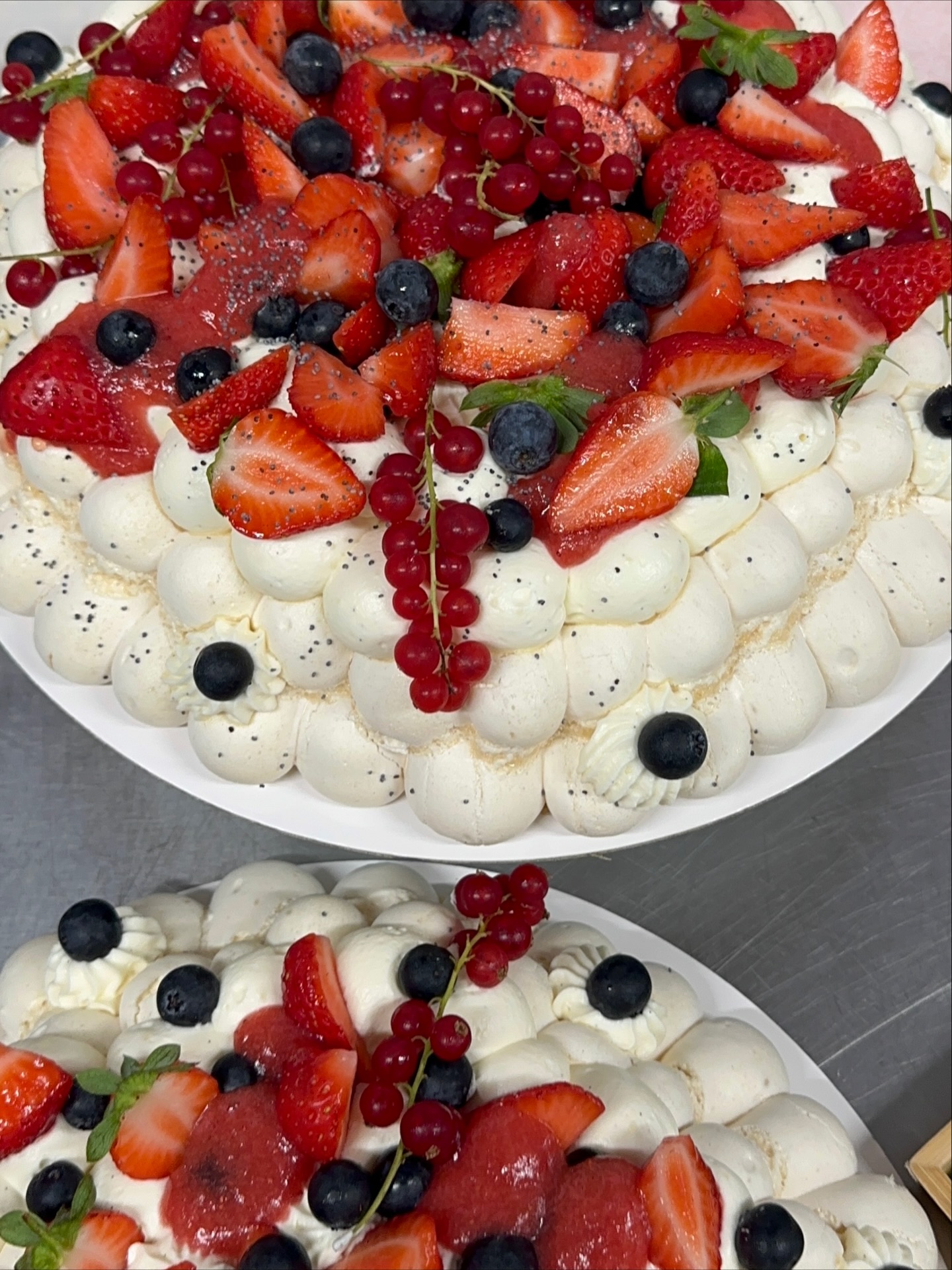 ✨ Une parenthèse sucrée signée @sweet_and_salted !
Des petites mignardises, un gâteau à partager (ou pas 😋), des desserts à l’assiette tout est imaginable pour vous faire plaisir! 😛
Entre textures croustillantes, crèmes légères, pralinés fondants et créations de saison, voici un aperçu de nos desserts & gâteaux réalisés depuis plusieurs semaines..
🧁🎂🍰🥮🥧🍥
Du fait maison, des produits frais, une créativité sans limite et le savoir-faire de @chef_jordan_antoine pour sublimer chacun de vos événements & terminer le repas de la plus belle des manières. 🥰
& vous quelles sont vos gourmandises préférées ? 😍
📩 N’hésitez pas à nous écrire pour créer votre moment gourmand sur mesure, sucré mais aussi salé ! 🤗
#sweetandsalted #sweetandsaltedbourges #mignardises #birthdaycake #weddingcake #dessert #foodlover #faitmaison #handmadewithlove #traiteurbourges #restaurantsurmesure #gourmandises #sweettreat #patisseriefrancaise #dessertlover #oumangerabourges #cuisinecreative #cuisineouvertesurlemonde