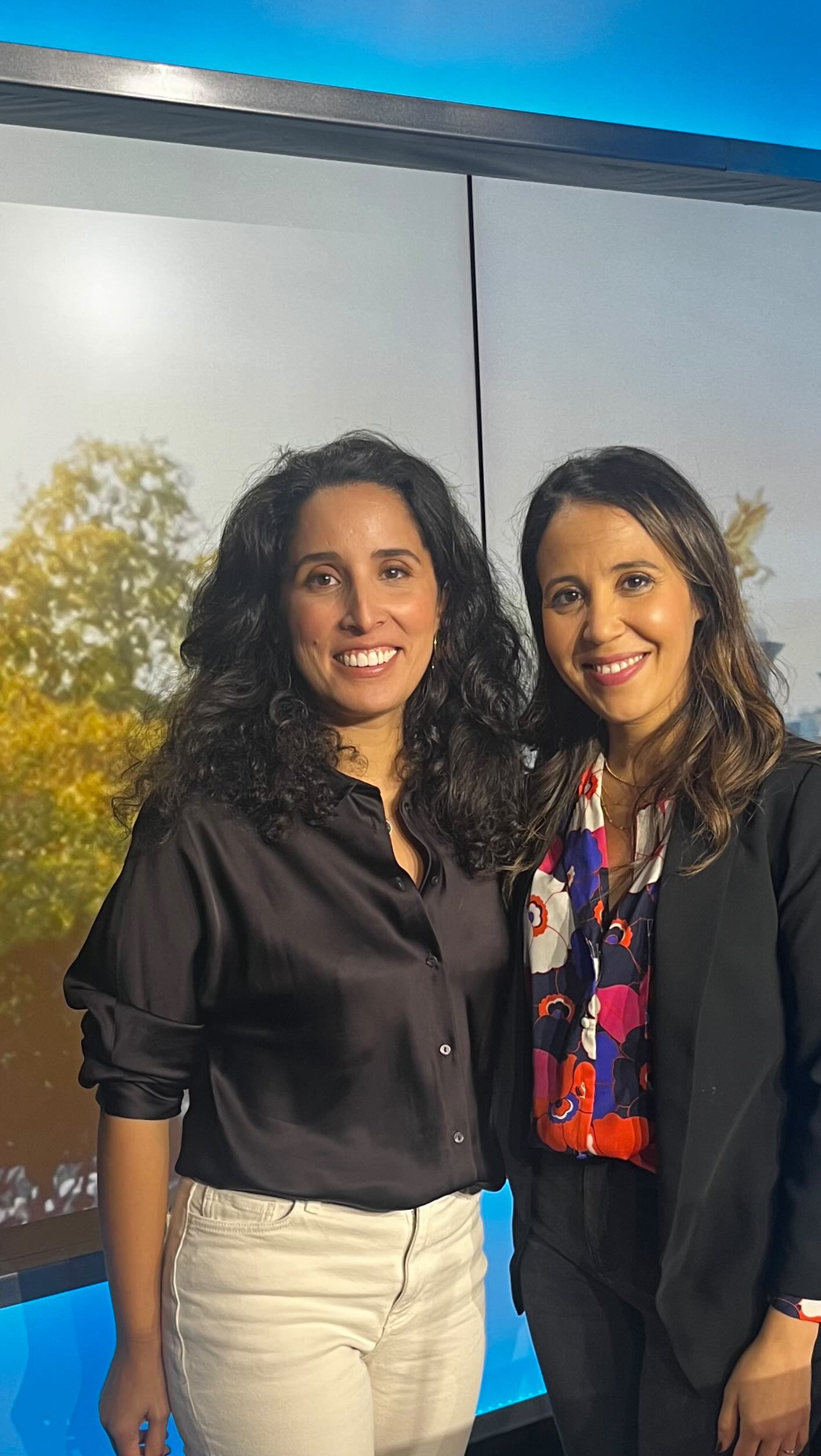 De ma cuisine avec ma fille…
à un plateau TV sur France 24.
Parler de Heya, de Tawhid Ben Cheikh et des femmes arabes & amazighes : quel honneur. ✨
Merci infiniment @nabiamakhloufi pour l’invitation, ta bienveillance et ce moment si précieux, gravé pour longtemps dans ma mémoire ❤️
Et mille mercis à vous pour votre soutien depuis le début de l’aventure.
Pour un cadeau de Noël engagé : pensez à Heya Stories. 📚💫
Le lien de l’interview est en bio ☝🏽
#heyastories #france24 #femmearabe #litteraturejeunesse