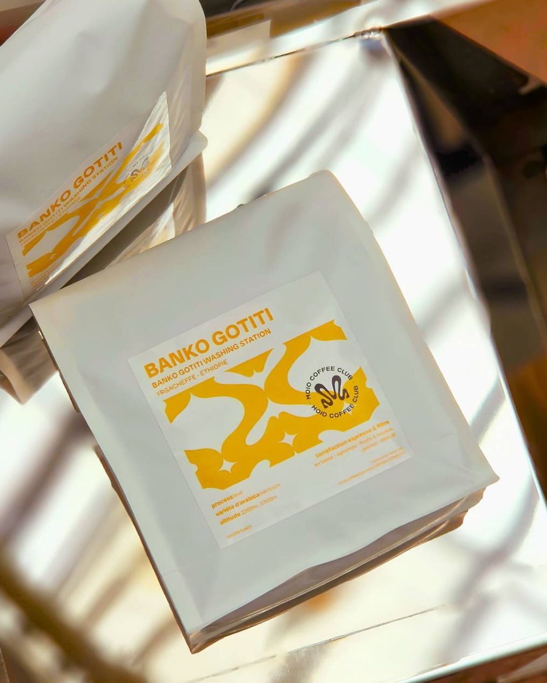 GOTITI, NOUVEL ESPRESSO 🌼🍋🍑
Les always, ce sont nos classiques intemporels : disponibles toute l’année, ils sont ce que nous aimons le plus dans le café : des projets à haute valeur ajoutée, des terroirs magnifiques, soutenus par des hauts volumes d’achat.
Banko Gotiti est la dernière référence à rejoindre cette catégorie, un café éthiopien lavé aux notes d’agrumes, de jasmin et de fruits à noyaux.
Héritant d’un savoir-faire impressionnant, ce lot nous provient de l’emblématique région de Yrgacheffe. Cultivées entre 2200 et 2500 mètres d’altitude, en pleine forêt, les cerises sont récoltées à maturité par environ 300 familles. Lavées puis mises à sécher sur des lits surélevés, elles sont tout ce qui nous aimons : une impression pure et nette, une acidité vive et élégante. L’histoire d’un terroir préservé et d’une tradition vivante.
profil espresso
dispo en 250g, 1kg
échantillons disponibles, écrivez-nous !
tarifs et infos en MP ou par mail (bouton “nous contacter” sur notre profil)