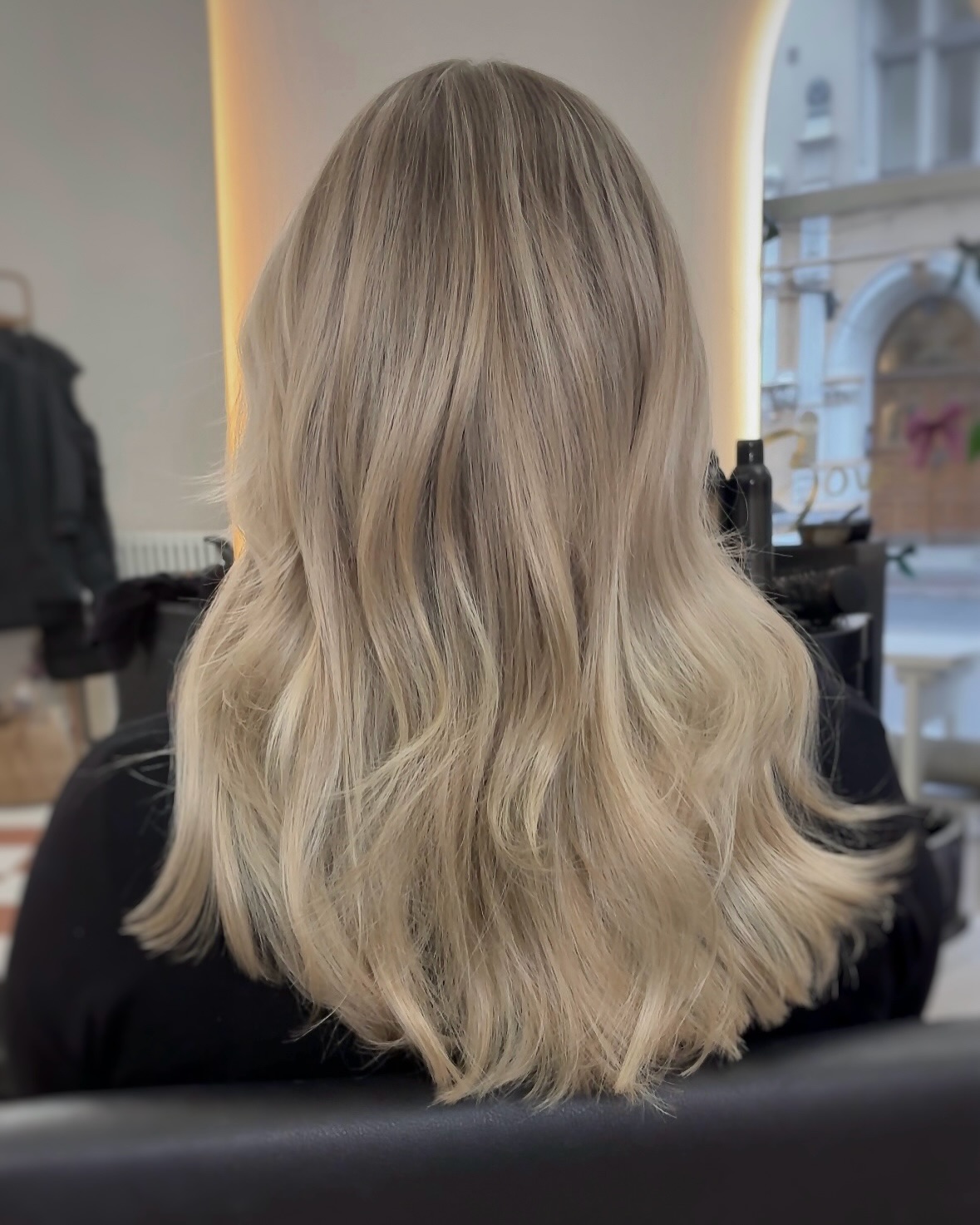 Pehmeä luonnollinen vaalea saatiin aikaan kevyellä raidoituksella ja viimeistelemällä sävy kauniiksi hiekanvaaleaksi 💫🤍
@annikasbow
#pehmeävaalea#softblond#bowhelsinki#oribe