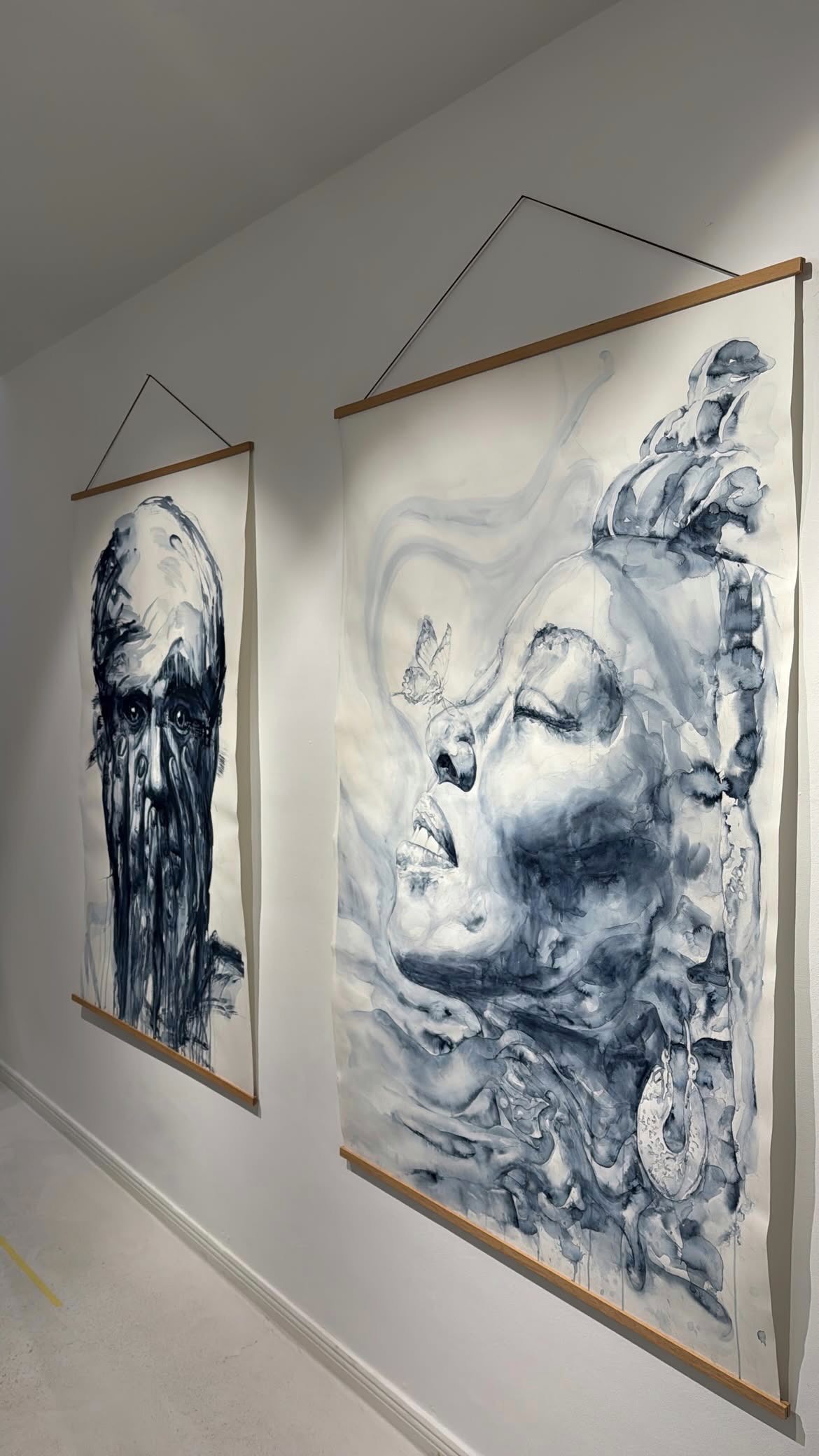 Was sich erst wie ein kleiner, beiläufiger Moment anfühlte, hat mich im Nachhinein tiefer bewegt, als ich erwartet hätte. In meinem Studium hatten wir ein Fach für Rhetorik. Wir sollten lernen, vor Menschen zu sprechen.
Ich erinnere mich bis heute an eine Aufgabe: Wir mussten ein Thema wählen und präsentieren –
und ich wählte damals etwas, das mich nicht berührte.
Das Feedback war nüchtern. Und erst durch ein Gespräch mit meinem Vater verstand ich wirklich, warum:
Wie sollte ich bewegend über etwas sprechen, das mich selbst nicht bewegt?
Daran musste ich denken, als ich am Tag der Ausstellung nicht wusste,
ob ich etwas zu den Fühlenden, die denken sagen würde.
Ich hatte einen sehr persönlichen Text vorbereitet,
der auch von meinem Vater, von Sucht und Verletzlichkeit handelt –
aber es fühlte sich noch nicht richtig an, ihn auszusprechen.
Und doch: Als ich merkte, wie groß das Bedürfnis nach Verständnis war,
habe ich mich überwunden.
Zum ersten Mal habe ich vor anderen über etwas gesprochen,
das mich wirklich bewegt.
Es war keine perfekte Rede – sie war voller Unsicherheit,
voller innerer Stimmen, die sagten, ich dürfe keinen Raum einnehmen.
Aber gleichzeitig habe ich gespürt,
dass meine Arbeit mich trägt.
Dass sie stärker ist als die Zweifel.
Dass ihre Bedeutung – auch im Kontext von Schmerz, Heilung,
und der weltweiten psychischen Belastung –
mehr wiegt als die Angst, im Mittelpunkt zu stehen.
Und zum ersten Mal fühlte es sich okay an,
mitten im Prozess zu sein.
Unperfekt zu sprechen.
Mich zu zeigen.
Vielleicht mache ich den vorbereiteten Text eines Tages öffentlich –
wenn der Moment sich stimmig anfühlt.
Für jetzt reicht mir die Erfahrung zu wissen,
dass ich über das sprechen kann,
was wirklich aus meinem Herzen kommt.
#contemparyart #artistlife #artprocess #femaleartist