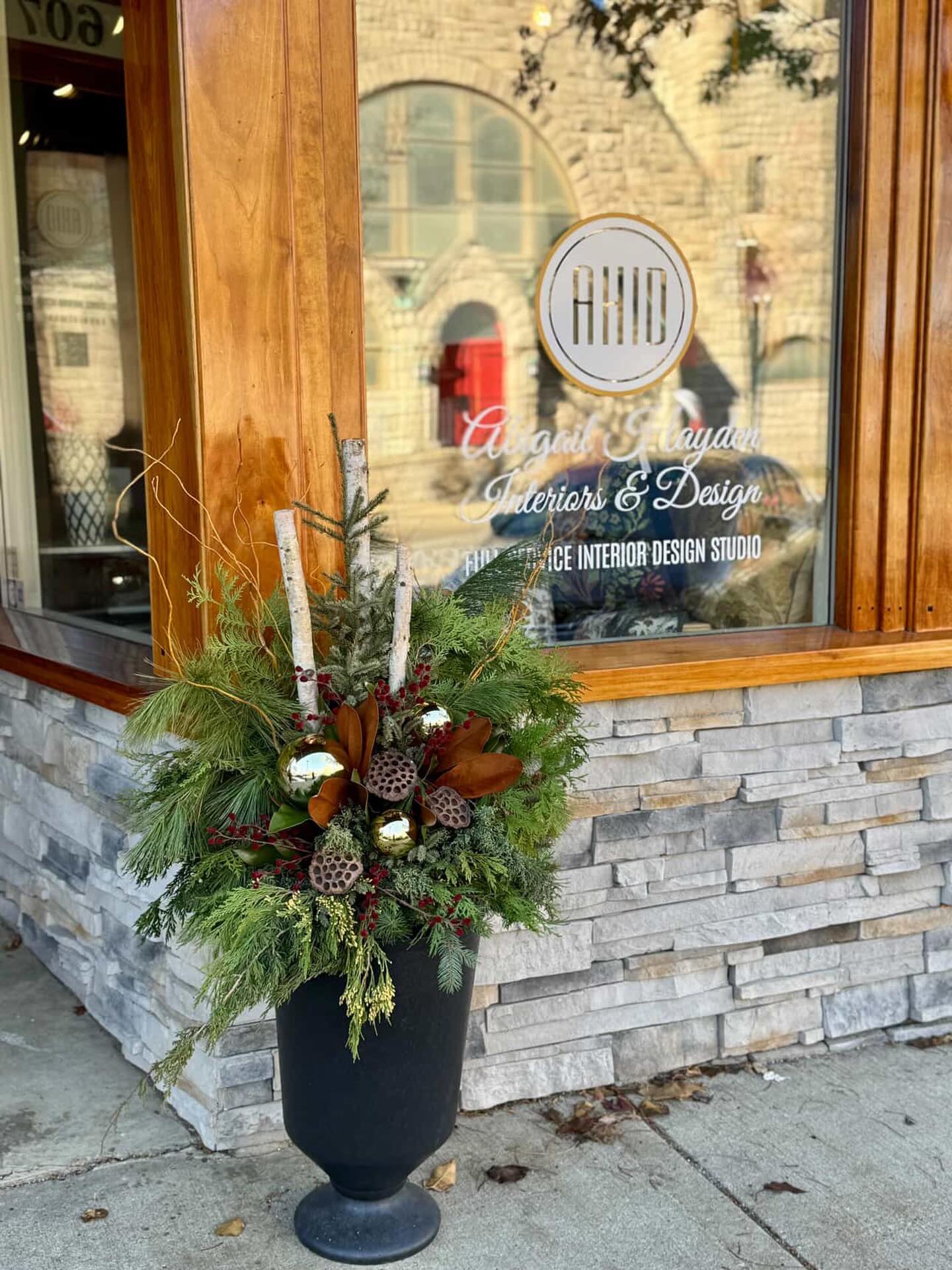 Abigail Hayden Interiors is closed for some family time 🎄🎅🏻
The Design Studio will reopen Monday December 29th to get ready to ring in 2026 ✨🥂
#interiordesigner #homedecorinspiration #michigancity #christmasishere #franklinstreetboutique
Exterior Pots by @bloomingwild_design