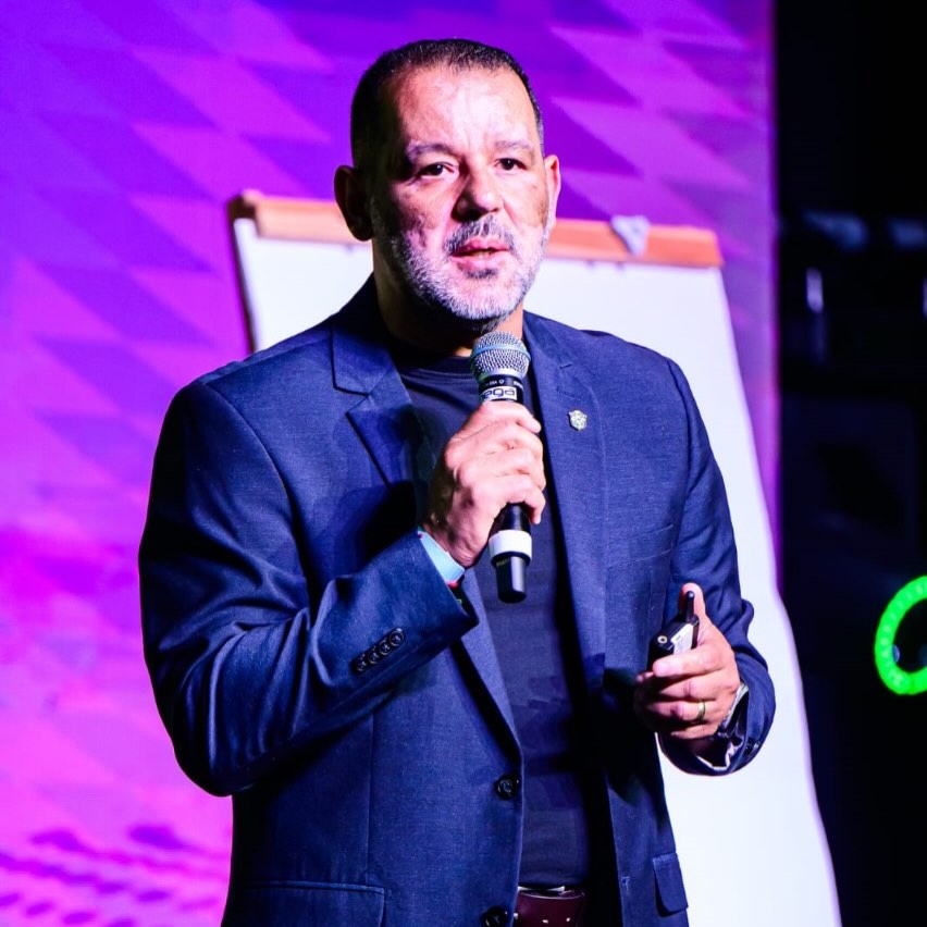 Já não luto mais para que as pessoas me reconheçam, já não sou mais prisioneiro de tentar provar quem eu sou. Reconheci os meus valores sem precisar que as pessoas validem.
Me perguntam quais são os meus planos para o futuro, eu respondo - só agradecer o que já realizei, pedir saúde e viver a cada dia recebendo o que a vida escolher me dar.
#marquinhosxavier #amaxfutsal #futsalbrasileiro🇧🇷