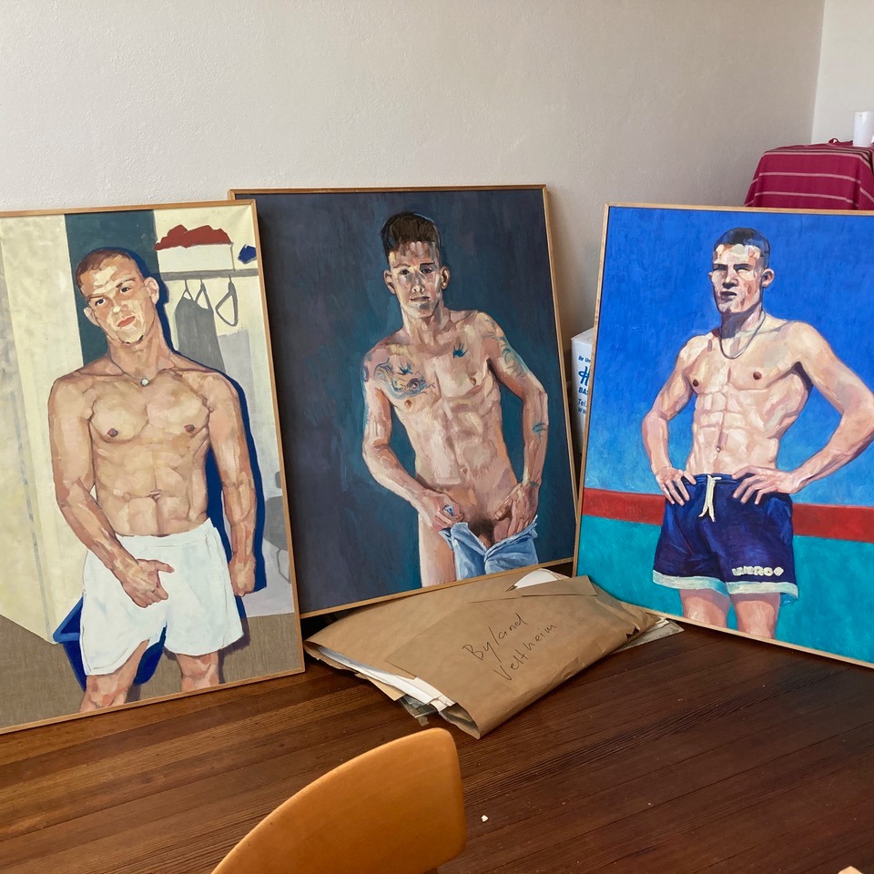 Einblick in unsere Arbeit – Im Sommer durften wir aus dem Nachlass des Künstlers Martin Byland (1954-2008) einige grossformatige Bilder für das Schwulenarchiv Schweiz aussuchen. Sie sind zurzeit privat gelagert, sollen aber baldmöglichst als Dauerdepositum in einem Museum Platz finden.
Martin Byland ist in Veltheim AG aufgewachsen und besuchte Anfang der 1970er-Jahre die Kunstgewerbeschule in Zürich. Dort lernte er auch Rockmusik kennen und wurde später einer der ersten Punks in Zürich.
In den 1980er-Jahren war er Musikproduzent diverser Punkgruppen wie Sperma, Moders Ruin, Eisbär etc. und Mitbegründer des Independent-Label «Off Course». Zum Millionenhit von «Off Course» wurde «Eisbär» der Gruppe Grauzone.
Martin Byland starb am 31. Januar 2008 in Veltheim. Weitere seiner Bilder finden sich auf: martinbyland.ch
#archiv #archives #schwulekunst #schwulegeschichte #gayhistory #queerhistory #queerarchives #queerarchive