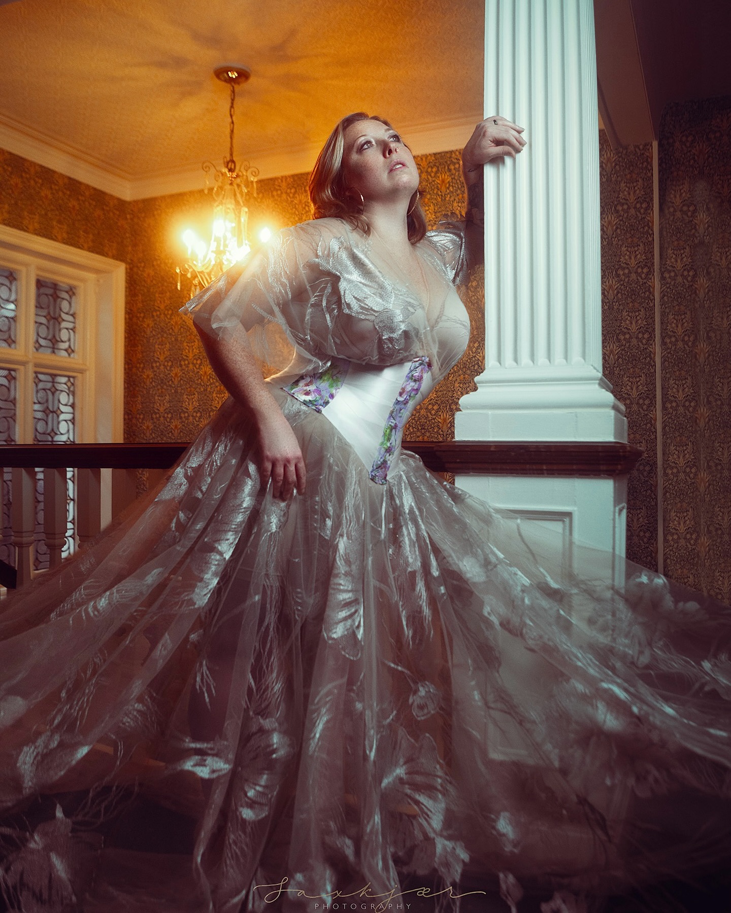 • Celeste •
Draped in silver thread and held by ribbons, she moves through the manor as a shimmering muse. Light follows her every step as she glides down the staircase, turning the quiet grandeur of the halls into a stage made solely for her arrival…
Model | @linagynn
Ribbon Corset | @moodycorsetry
Silver Robe | @emiahcouture
Photography | @saxkjaer_photography
Event | @thecorsetryretreat
Venue | @caerberismanor
#EmiahCouture #Emiah_Celeste
