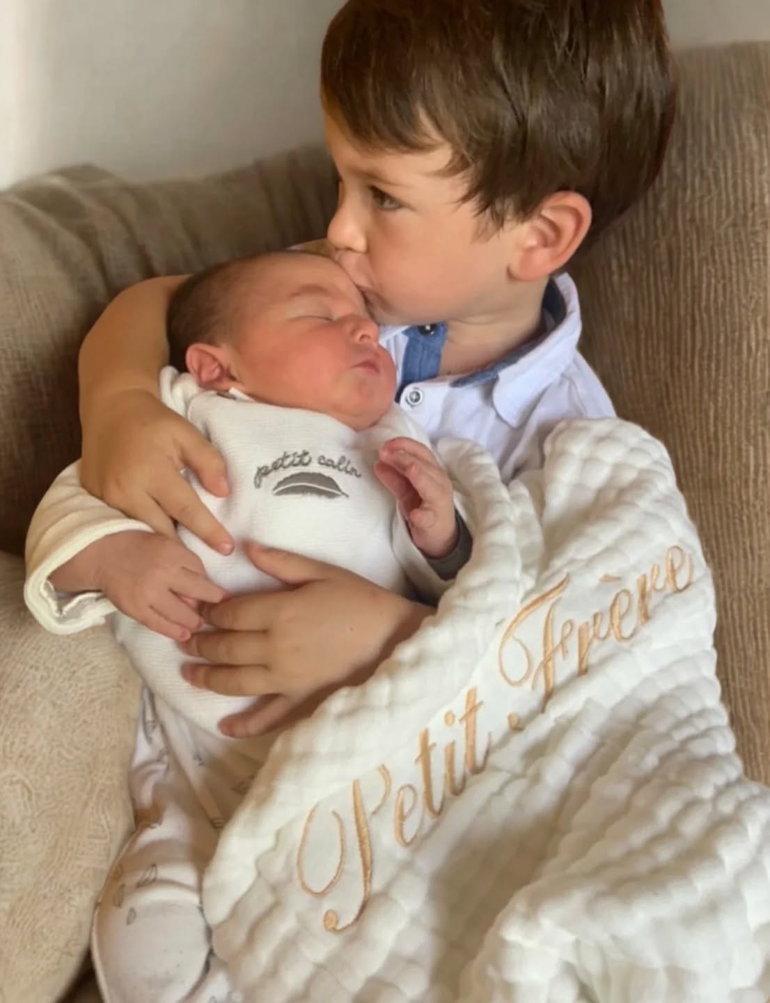 Quoi de plus beau que l’amour fraternel ?
Ce lien unique, parfois silencieux, toujours puissant.
Un simple baiser… et tout est dit : promesse, protection, tendresse.
Frère de sang, sœur de cœur ou cadeau de la vie,
cet amour-là ne s’explique pas, il se ressent.
Il traverse les années, il grandit, il soigne, il protège.
Et parfois, il se cache dans une douce couverture brodée,
faite avec autant d’amour que celui qu’elle enveloppe.
Toi aussi, tu crois à cet amour qui ne finit jamais ?
Tag un frère ou soeur ❤️ sous ce post
A mes frères Isaac Mikael et ma soeur Deborah je vous aimes