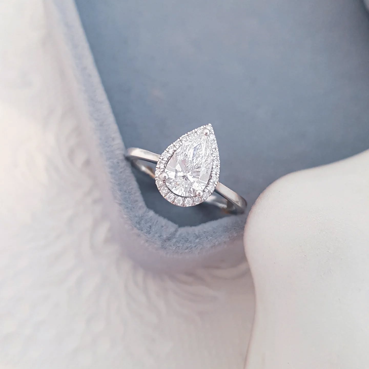 An absolute flawless pear shaped 𝑳𝒂𝒃 𝑮𝒓𝒐𝒘𝒏 𝑫𝒊𝒂𝒎𝒐𝒏𝒅 halo ring
info@dewetjewellers.com