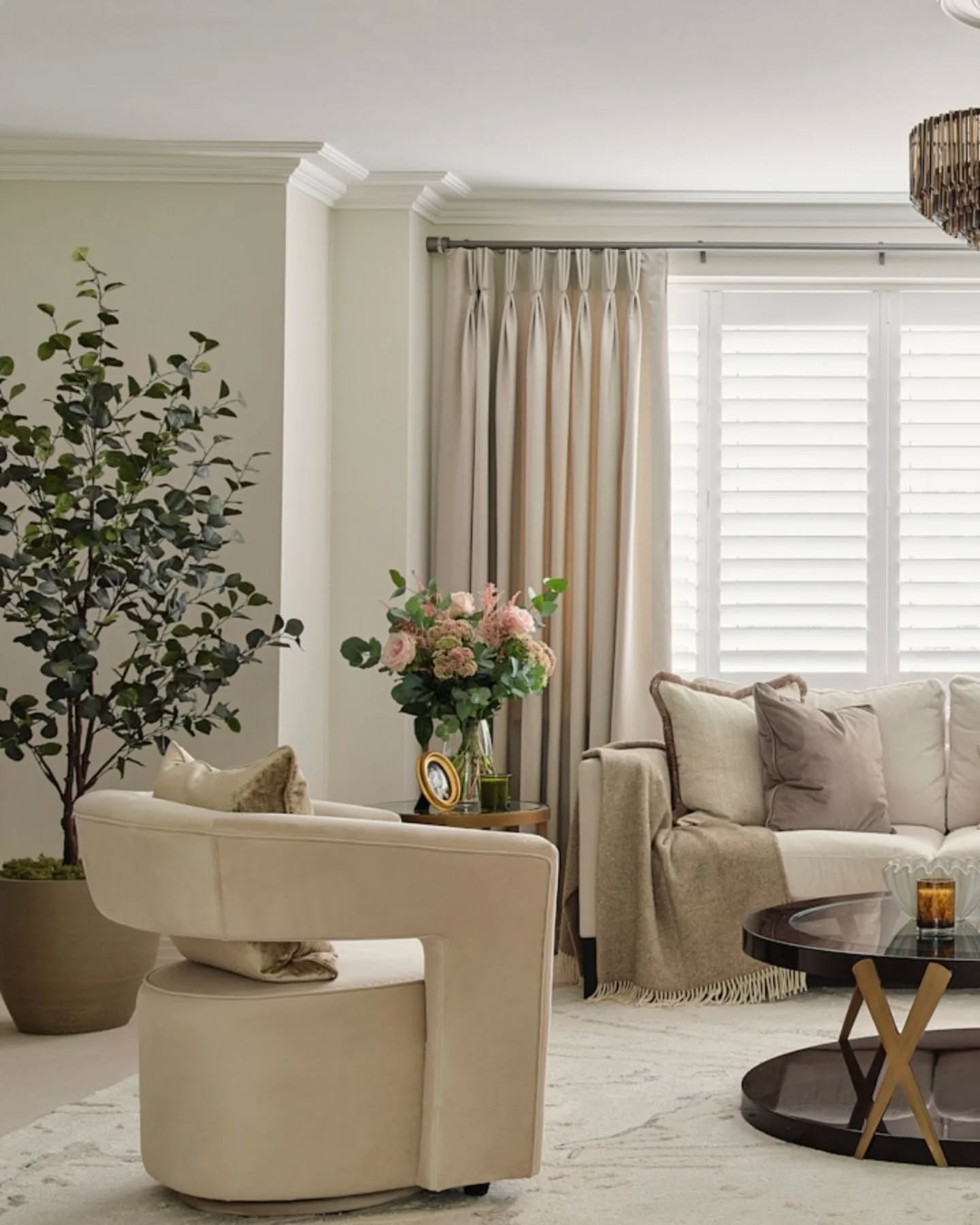 ✨ This living room in a spacious Surrey family home came together through a mix of soft, layered fabrics, luxurious furniture, smoked glass lighting and gentle brushed brass accents.
What I love most is how naturally it has become a comfortable place for the family to relax. It feels calm and inviting for slow Sunday afternoons yet still has the polish they wanted for hosting friends and family.
Making Surrey and Reigate homes feel effortlessly comfortable and beautifully lived in. 💛
Design by @anitadevilliers_interiordesign
Photography by @anna.yanovski
#LivingRoomDesign #InteriorDesignSurrey #SurreyInteriorDesigner #InteriorDesignReigate #HomeDesignSurrey #InteriorDesignTransformation #SurreyHome