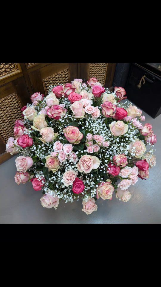 🌸 Hommage en douceur 🌸
Un coussin de roses panachées dans des nuances de rose, symbole de tendresse, d’affection et de gratitude.
Chaque fleur porte un message de réconfort et vient accompagner, avec délicatesse, un dernier adieu.
Une composition pensée pour honorer la mémoire d’un être cher et offrir un moment de paix à ceux qui traversent cette épreuve.
#hommage #deuil #fleursdedeuil #fleuriste #roses #douceur #souvenir #respect #florist #nice