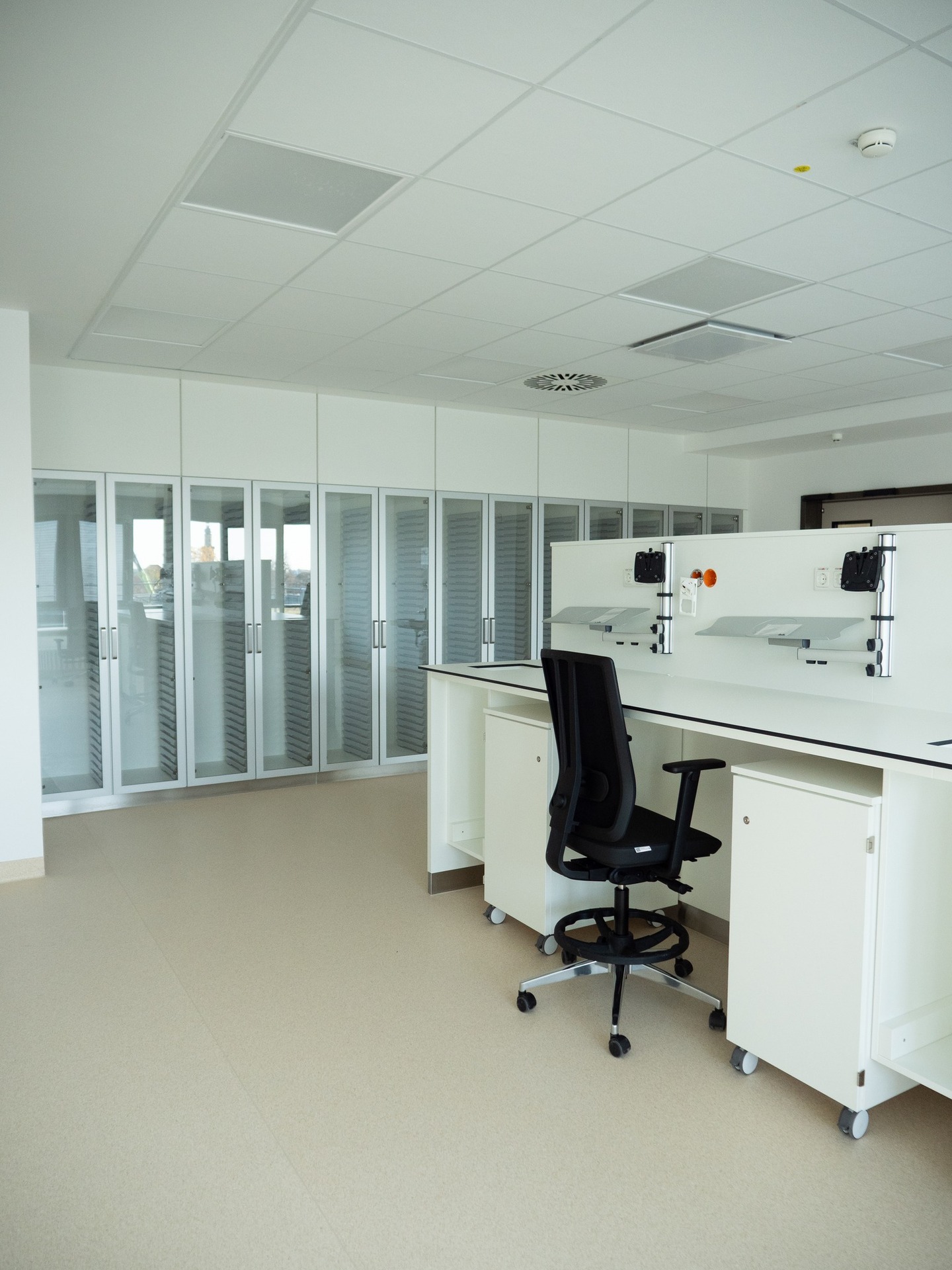 Weitere Einblicke in das Uniklinikum Erlangen 🏥
In enger Zusammenarbeit mit @werthammer.objekteinrichtungen entstanden moderne Büro- und Backoffice-Bereiche, praxisgerechte Untersuchungsräume und funktionale Aufenthaltszonen.
Ein durchdachtes Einrichtungskonzept, das die Abläufe im Klinikalltag optimal unterstützt und zugleich ein angenehmes Arbeitsumfeld schafft.
#WorldOfOffice #SchreinereiWerthammer #UniklinikumErlangen #Innenausbau #WorkplaceDesign #Klinikeinrichtung #Referenzprojekt #Teamwork #DesigntrifftFunktion #ModernWork