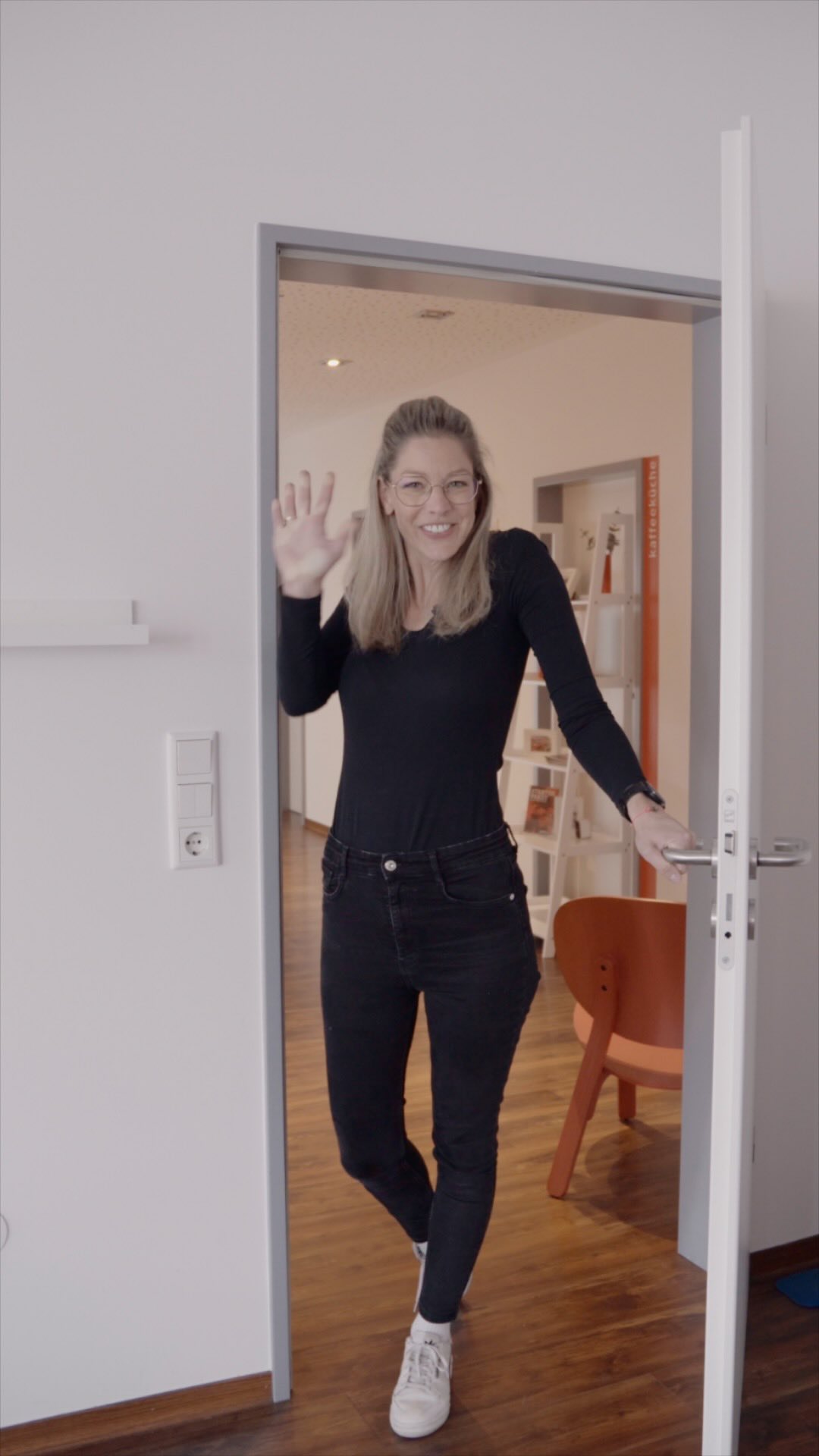 „Rebecca zu Julian: ‚Treffen wir uns morgen?‘
Julian: ‚Klar, wir arbeiten doch hier.‘
Und trotzdem fühlt’s sich jedes Mal ein bisschen wie ein Date an. ❤️
#fahrschulemitstyle #fahrschulelife #premiumfahrschule #realdrivingskills #fahrschulebieber #führerscheintipps #fahrschulcontent #realfahrschule #fahrschuleaschaffenburg #fahrschule #aschaffenburg #goldbach #waldaschaff #führerschein #motorrad #roller #auto #b197 #autoführerschein #motorradführerschein #rollerführerschein #anhängerführerschein #premiumfahrschule #hösbach #b96 #bestefahrschule #trend #b196 #lieberzubieber #spassaufderarbeit