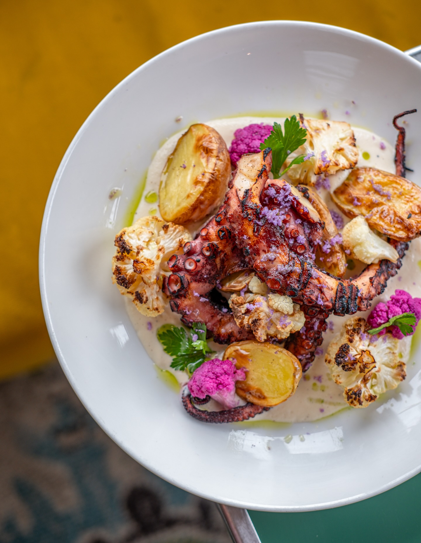 🐙 Poulpi dans l’side 🤤
Le poulpe comme on l’aime : breton, rôti au beurre d’Espelette, crème de chou-fleur, fleurettes rôties, pickles et petites grenailles dorées 🤌🏻🔥
~
𝑳𝒂 𝑵𝒐𝒏𝒏𝒂, 𝒗𝒐𝒕𝒓𝒆 𝒕𝒓𝒂𝒕𝒕𝒐𝒓𝒊𝒂 𝑺𝒂𝒃𝒍𝒂𝒊𝒔𝒆
💛 Mer → Dim I ❌fermé lun & mar
🍕 PIZZE aussi disponibles à emporter (lien du Click & collect en bio) !
#nonna #nonnalesables #lessablesdolonne