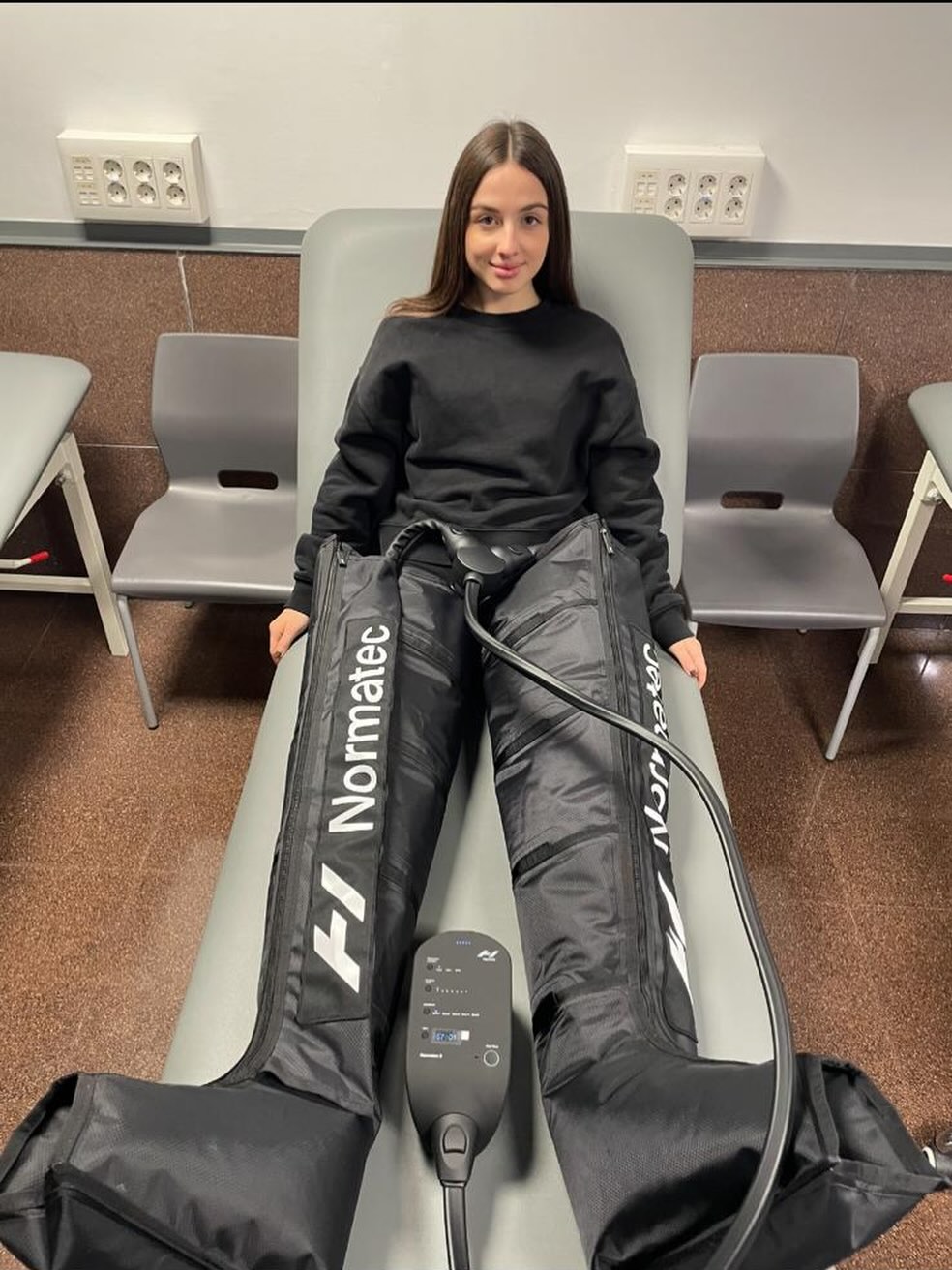 ¿Sabías que puedes mejorar tu circulación y reducir la retención de líquidos en una sola sesión? 💙✨
Ahora con un 30% de descuento hasta el 30 de noviembre
En Physiodex te ofrecemos nuestro servicio de presoterapia, un tratamiento no invasivo que utiliza presión de aire para ayudarte a:
✔️ Mejorar la circulación
✔️ Reducir la hinchazón y la retención de líquidos
✔️ Aliviar la pesadez en las piernas
✔️ Favorecer la recuperación muscular
✔️ Contribuir al drenaje linfático
Un momento para cuidarte, relajarte y sentirte más ligera/o.
¿Lista/o para darle a tu cuerpo lo que necesita? 💆♀️💙
📍 Physiodex – Tu bienestar es nuestra prioridad
📲 Agenda tu cita por DM #Presoterapia #BotasDePresoterapia #Physiodex #RecuperaciónMuscular #DrenajeLinfático