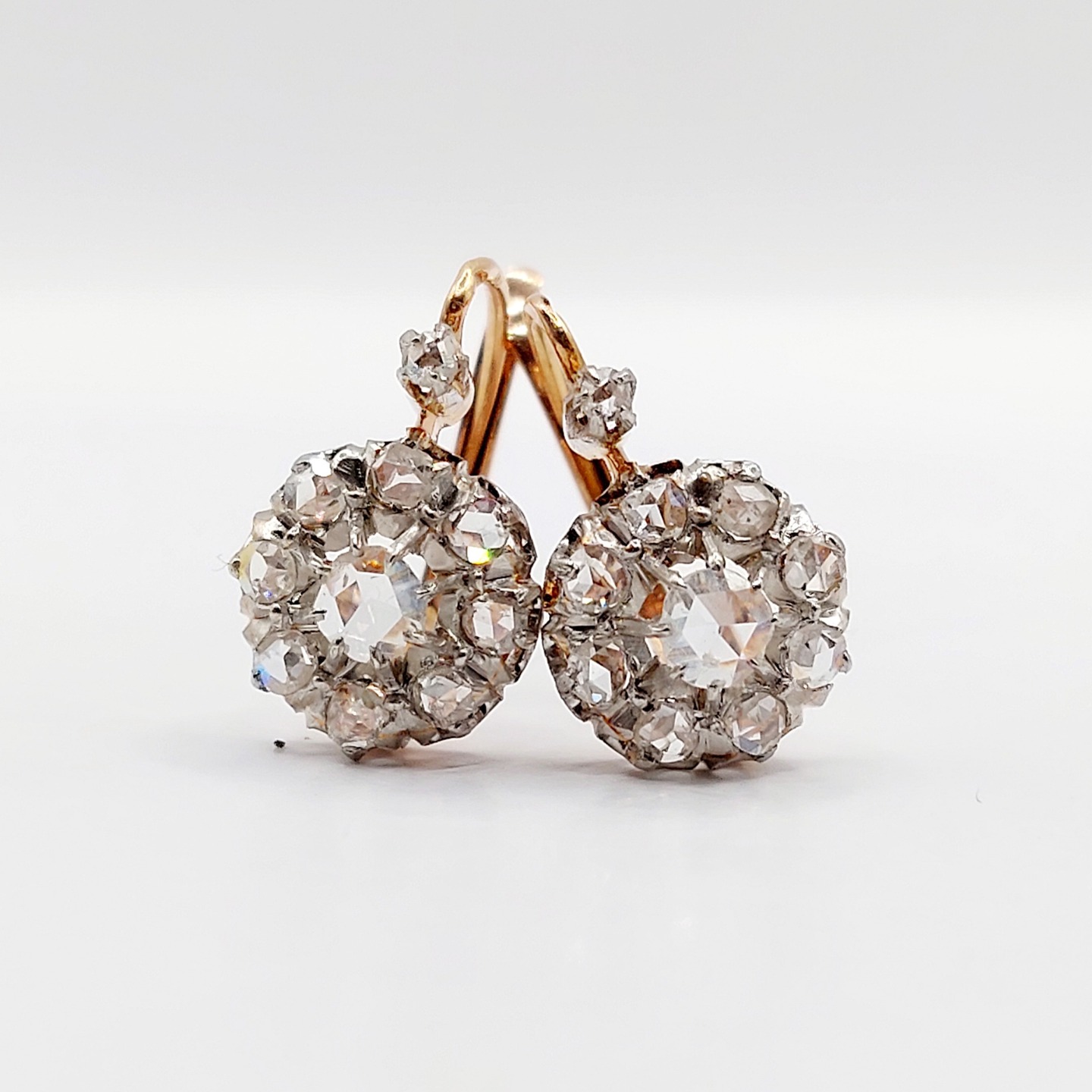 ///Sold/// French antique daisy sleepers earrings 18k rose gold and platinum set with rose cut diamonds (circa 1900)
PRICE : 1200€
Magnificent and rare French work from the late 19th century
Size: 16.8 x 10.5 mm
Weight: 3.73 g
Micro scratches from use and tiny chips to the stones
Eagle's head hallmark and goldsmith's hallmark (French hallmark)
#diamondearrings #oldminecutdiamond #diamondsleepers #diamondleverback #leverbackearrings #leverbackearrings #dormeuses #trempleuse #bouclesdoreilles #bouclesdoreillesdiamant #diamant #diamond #antiquediamondearrings #dormeuse #dormeuses