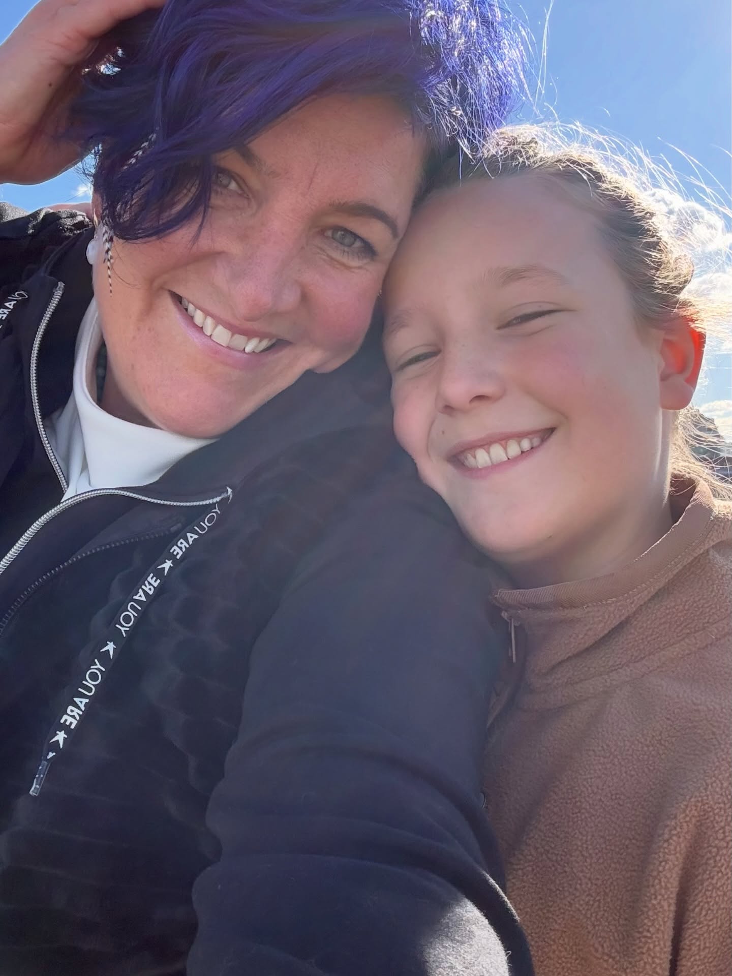 ✨ Warum du deinen Weg mit mir gehen solltest ✨
Ich arbeite nicht mit Menschen – ich begleite Seelen.
Und genau das ist meine größte Stärke.
Ich sehe dich ganz.
Deinen Körper.
Deine Gefühle.
Deine Erschöpfung.
Deinen Mut.
Dein Potenzial, das vielleicht leise geworden ist… aber nie weg war.
Ich verbinde Wissen über Körper & Nervensystem
mit Intuition, energetischer Klarheit und jahrelanger Erfahrung.
So entsteht ein Raum, in dem du dich sicher fühlst –
und dein System endlich entspannen und heilen darf.
Und genau deshalb passen die intelligenten Moleküle so gut zu meiner Arbeit:
Sie unterstützen deine Zellen dort, wo sie es wirklich brauchen.
Sanft. Intelligent. Alltagsfreundlich.
Ohne Überforderung – dafür mit echter Tiefe.
Ich zeige dir, wie du sie so einsetzt,
dass sie dich körperlich, mental und emotional stärken.
Nicht einfach „Produkte“,
sondern ein Weg zurück zu Kraft, Klarheit und innerer Stabilität.
Wenn du bereit bist für ein neues Kapitel –
ich gehe diesen Weg mit dir. Schritt für Schritt.
Und genau in deinem Tempo. 🫶✨
👉 “Schreib mir INTELLIGENT in die Kommentare, wenn du mehr erfahren möchtest.”
oder
👉 “Möchtest du herausfinden, welche Moleküle zu dir passen? Dann melde dich bei mir.”