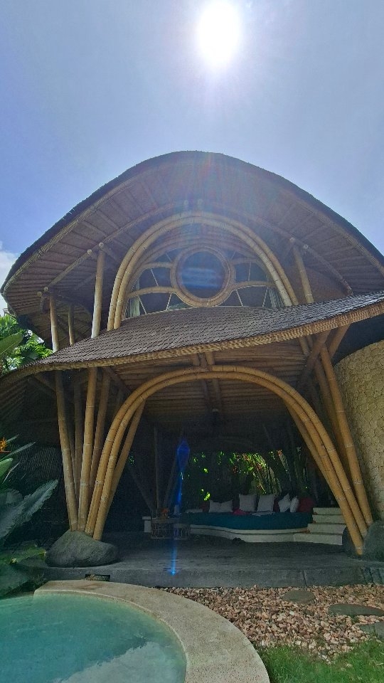 Serenity is bliss🤍
Mijn eerste dagen Bali,
Na een prachtige lange reis,
Landen in de stilte,
Dit prachtige paradijs.
Zo voel ik me in deze momenten,
Dankbaar, verwonderd en zacht,
En ben in enorm benieuwd,
Naar elk klein moment zo onverwacht.
En ook ongemak mag ik voelen,
Ik al het nieuwe om me heen,
Steeds meer mag ik ontdekken,
Waar ga ik heen?
Mijn wereld staat voor me open,
Alles mag ontstaan,
Mijn hart en intuïtie fluisteren vrolijk,
Dat het tijd is om te gaan.
Moving day tommorow!
Nu: Uluwatu📍
Morgen; Nusa Penida📍
#travelling #travel #bali #nusapenida #bandido h