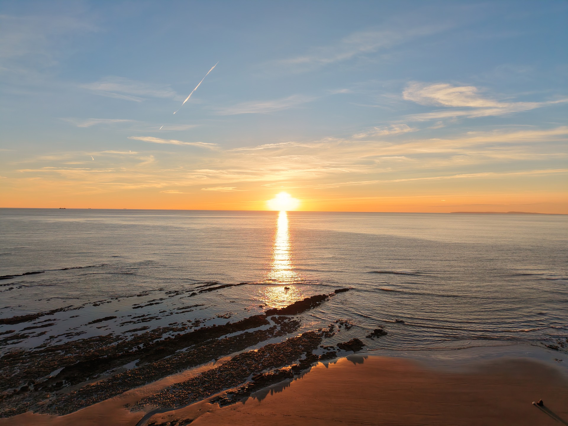 A beautiful sunset this evening!
Don't let that beauty fool you though, very chilly at 0 Degrees C whilst the sun was still out!
#Isleofwight
#comptonbay
#sunset
#djidronephotography
#winter