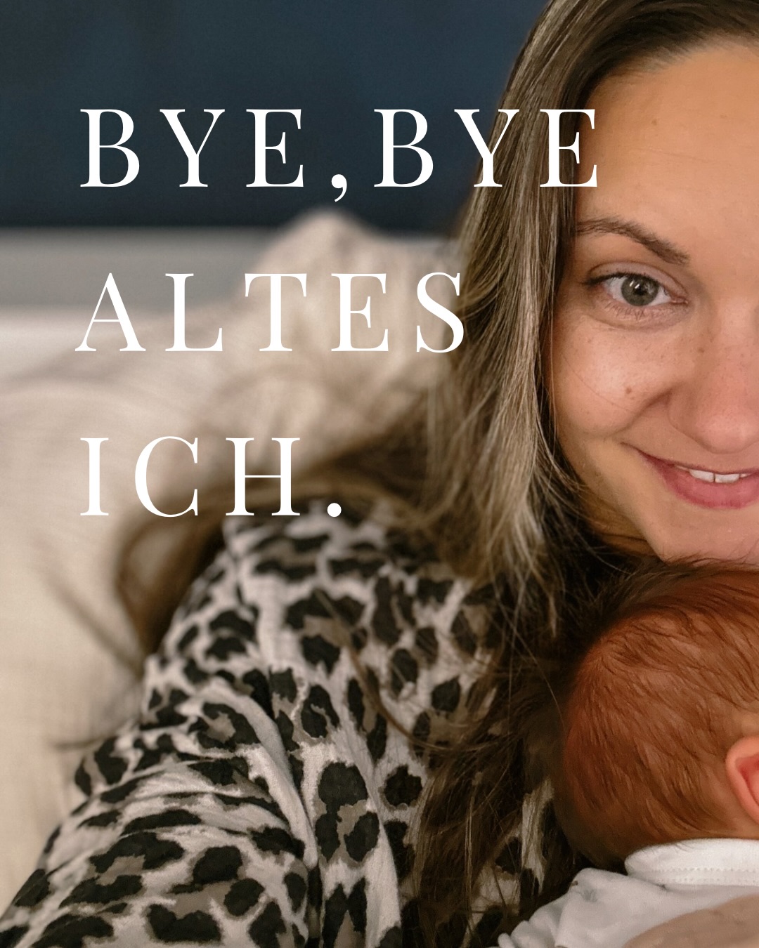 „Nichts wird mehr so sein wie vorher.“ - Diesen Satz hört man so oft während der Schwangerschaft und jetzt, 6 Wochen nach der Geburt, weiß ich wohl, warum. 🙃
Das Wochenbett fühlt sich an wie eine Zwischensphäre. Jenseits von Raum und Zeit.
Ein Mikrokosmos, der nicht nur heilt, sondern auch den (unbedingt) notwendigen Schutzraum bietet, um Stück für Stück in der Rolle als Mutter anzukommen – auf allen Ebenen. Und zugleich ist es ein Abschied vom alten Leben.
🌀 Und dann diese Ambivalenz der Gefühle:
kraftlos und verletzlich und gleichzeitig stark wie eine Löwin.
Alles ist fremd und neu und doch das Natürlichste und Selbstverständlichste der Welt.
Und wie gut passt bitte der Herbst zu dieser Gefühlswelt?!
Wie die fallenden Blätter, erinnert mich das Wochenbett daran, dass Loslassen kein Verlust ist, sondern ein natürlicher Teil der Transformation. Raum, der entsteht für all das aufregend Neue.
Die Wochenbettzeit steht für Wandel.
Für eine Schwelle.
Für ein bewusstes Hinübergleiten in ein neues Kapitel.
Es ist nicht nur die Geburt eines Kindes.
Es ist auch die Geburt einer Mama.
Ein Abschied von meinem alten Ich und ein Willkommenheißen einer neuen Version von mir.
Auch wenn diese Zeit oft sehr herausfordernd ist, bin ich unglaublich dankbar, dass ich so ein schönes und unkompliziertes Wochenbett haben durfte. Ich weiß, das ist nicht selbstverständlich. 🦋
💭 Wer von euch fühlt sich gerade in einem eigenen Übergang?
•
•
•
#jederkannentspannen #neuesleben #kleineswunder #marmeladenglasmomente #wochenbettzeit #neuesich