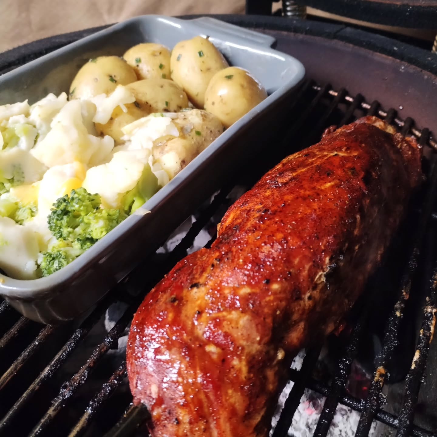 🔥 Dinner just hit a whole new level of delicious! 🔥
Took a beautiful pork fillet, gave it a generous rubdown with @fireandsmokesociety Pork Perfect (seriously, this stuff is magic 🤤), and let it kiss the grill until it hit 140°F internal. Then… brushed it all over with @melindasfoods Japanese BBQ sauce and let that caramelize until we reached a perfect, juicy 150°F.
Sliced it up thin and served it with smoky garlic potatoes and a tray of creamy broccoli mac & cheese — both finished right on the BBQ for that extra kiss of fire.
Pork so tender it basically melts, sweet-sticky glaze, cheesy goodness… yeah, we’re not mad about it 😏🍖
Who wants a plate?! Drop a 🔥 if this belongs on your weekend grill plans!
#BBQ #PorkFillet #GrillLife #FireAndSmokeSociety #MelindasSauce #WeekendEats