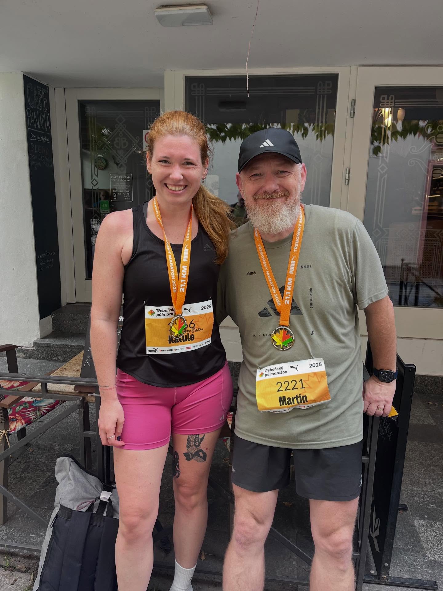 Podzimní střípky 🥂
Tátův první půlmaraton (už máme registraci na Prahu 2026 😍), spousta vzdělávání a zkoušení nových věcí, návrat k běhání a k tomu fyzio sebezdokonalování a samozřejmě dobrý jídlo, pití a společnost 💕