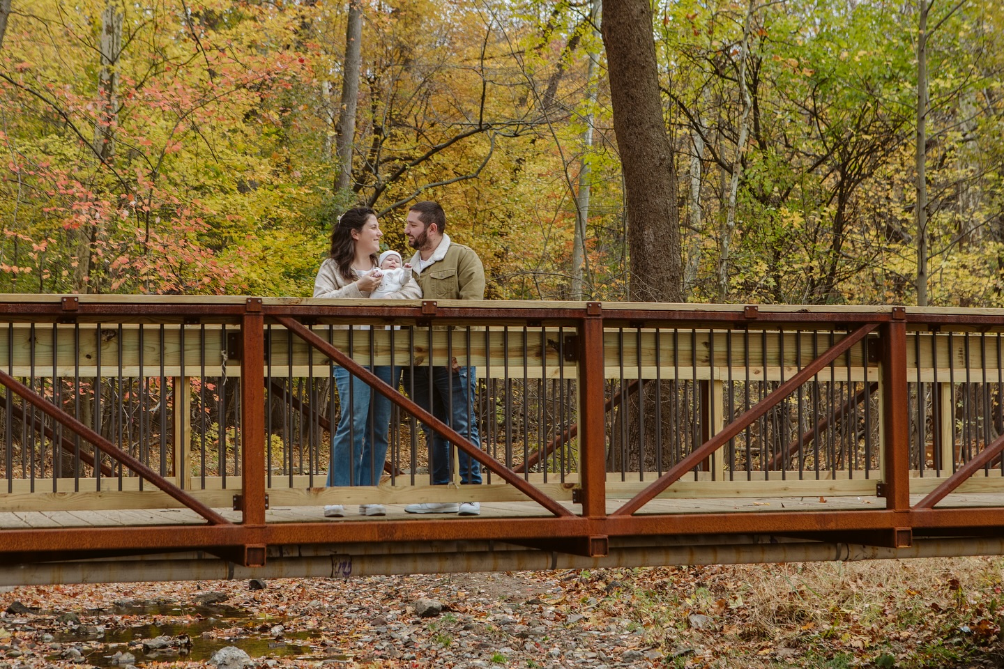 Last leaves. Full hearts. 🍁
Fall reminded us what matters most.
Cozy jackets, baby giggles, forest walks, and love that sticks around when the colors fade.
Would you book a family session in fall or wait for the snow?