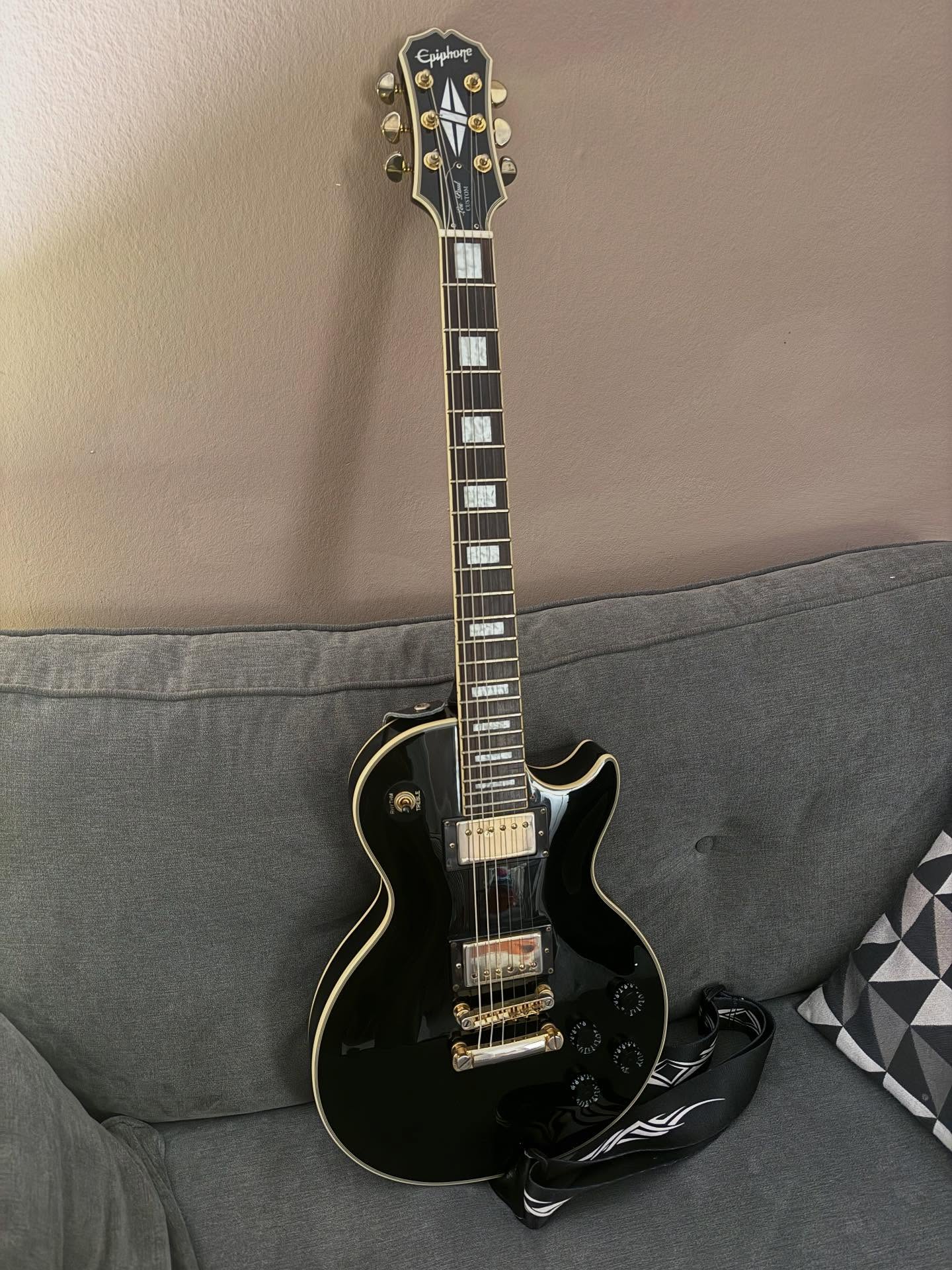 New gear day is supposed to be exciting but this is just a shell of the guitar I have replaced that got robbed from my van. Minus @evertune bridge, @bareknucklepickupsofficial pickups, locking tuners and @daddarioandco clip lock strap that I stupidly didn’t put on my itemised insurance policy. These items are gonna cost me double what this guitar cost!
Insure EVERYTHING you don’t wanna loose, it’s absolutely worth it when you need it!