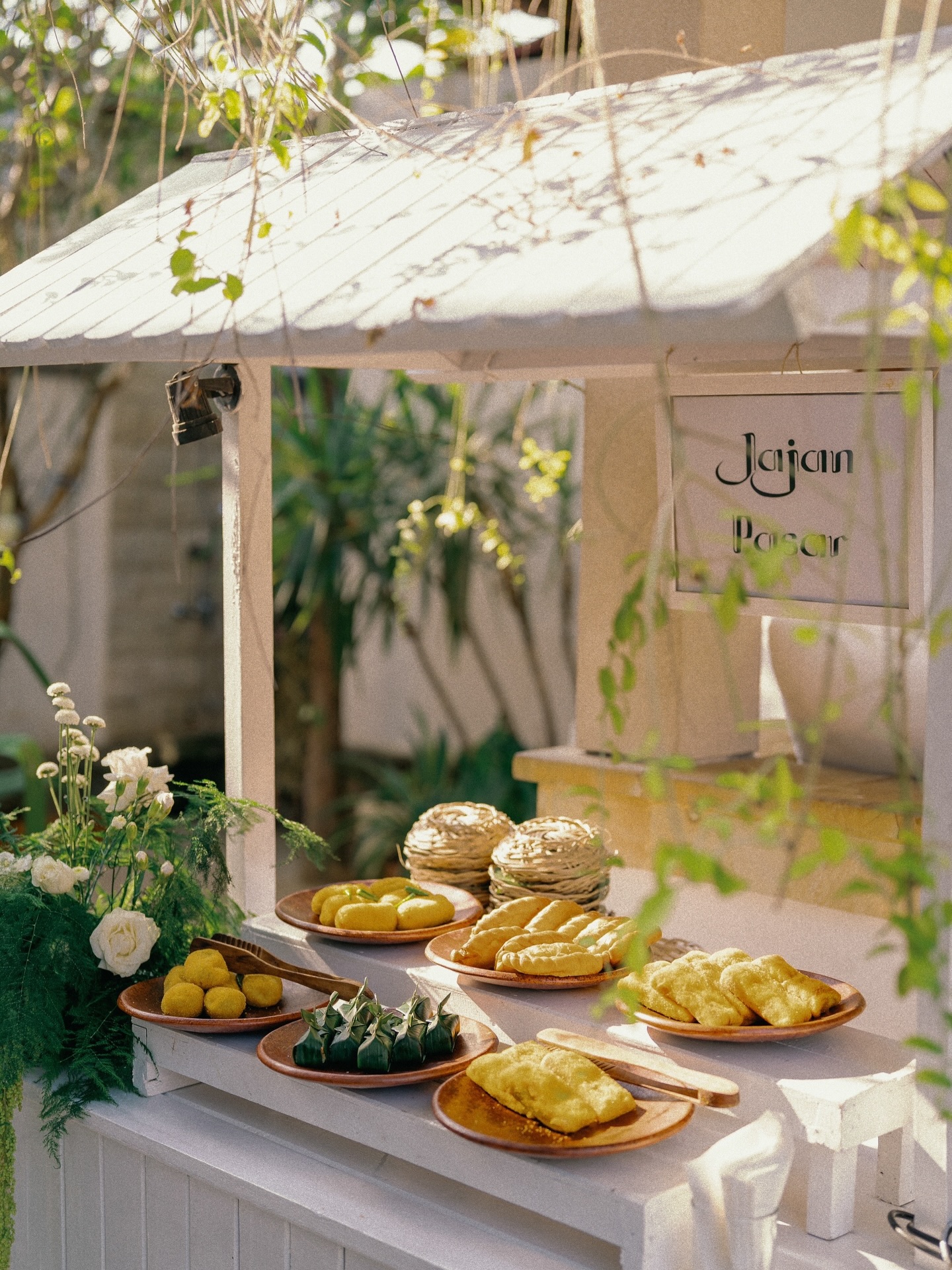 There’s just something fun about food stalls at a wedding.
Guests wander up, choose what they want, chat, nibble and laugh… it breaks the formality straight away and makes everything feel easy and alive. It’s like having a little market right inside your celebration , and people always love it.
If you want your wedding to feel relaxed, interactive, and memorable, food stalls do the job just right 😎
#thekitchenhouse #thekitchenhousebali #kitchenhouse #balicatering #balikitchen