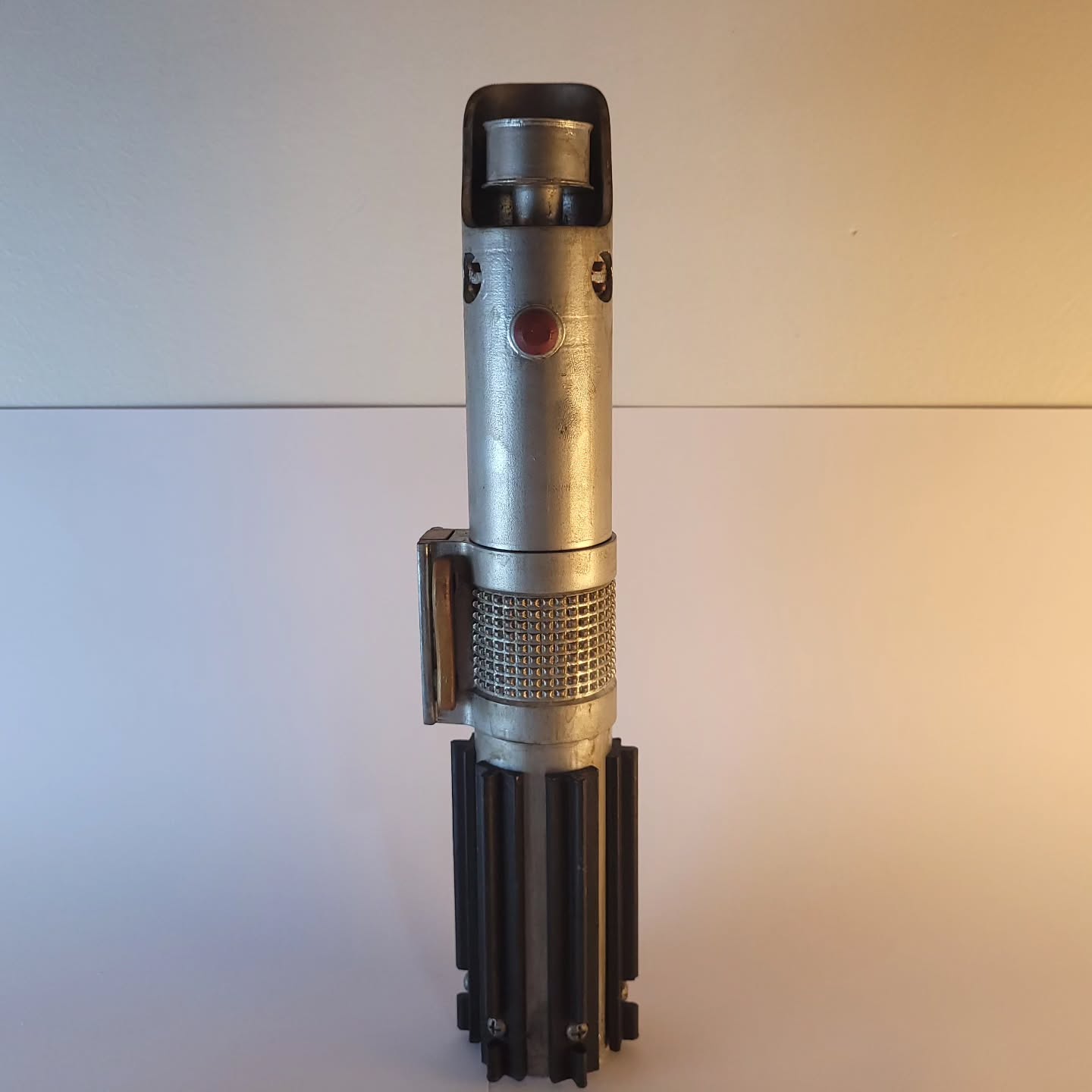 Hand-painted 3D printed replica of Anakin Skywalker's lightsaber from Star Wars Episode III
Printed in pla plastic, primed, sanded down, applied a chrome/silver spray paint, hand-painted other coloured parts, and finished with a weathering pass to make the saber look used and worn.
3D model made by CASESTUDYNO8 on cults3d.
#starwars #lightsaber #replica #prop #3dprint #handpainted