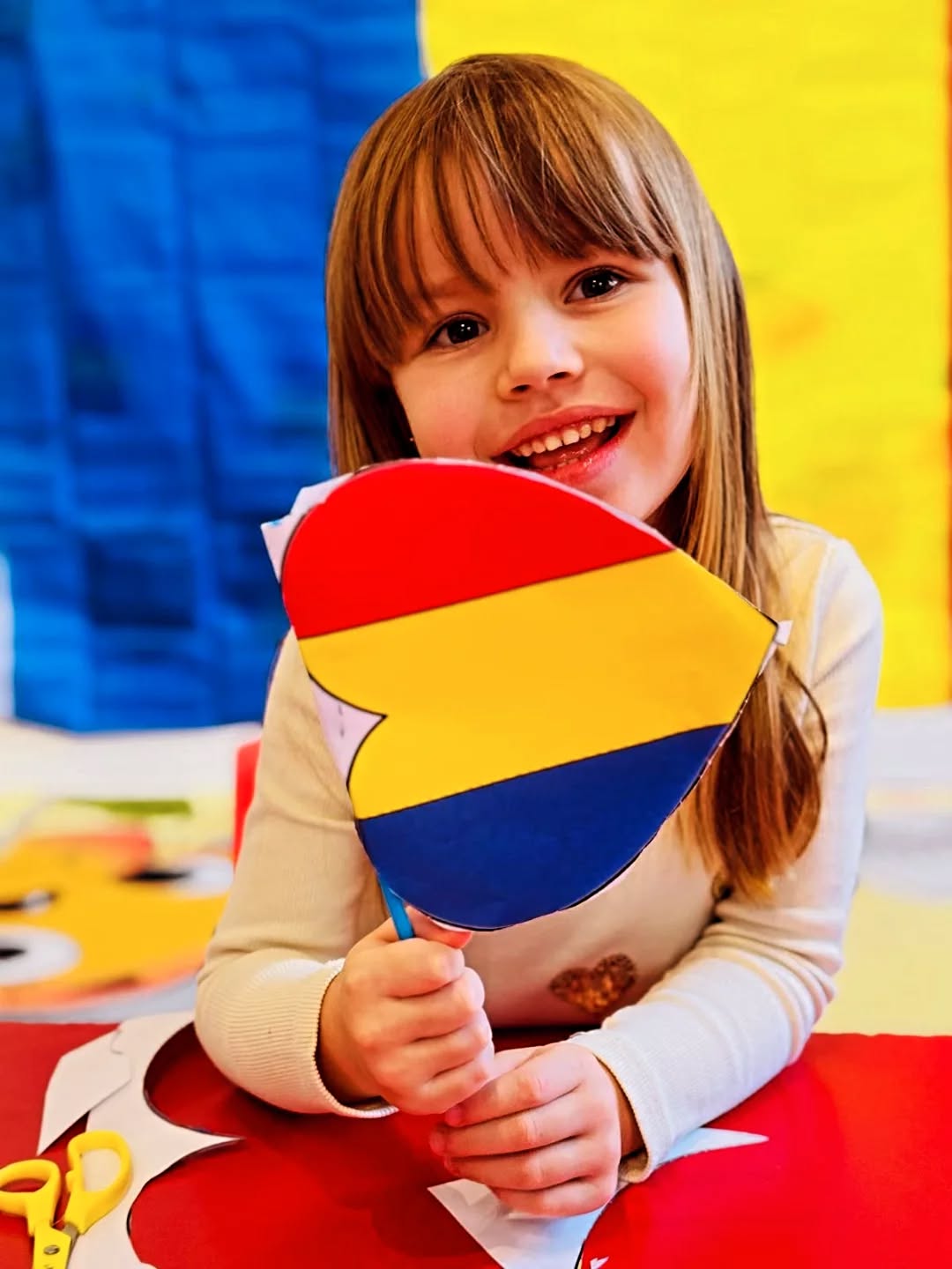 La mulți ani, România! 🇷🇴
Astăzi sărbătorim Ziua Națională a României alături de elevii noștri, uniți prin curiozitate, prietenie și dorința de a descoperi culturi noi.
Cu această ocazie, transmitem tuturor românilor gânduri senine și colorate, la fel ca diversitatea frumoasă din școala noastră. 💙💛❤️