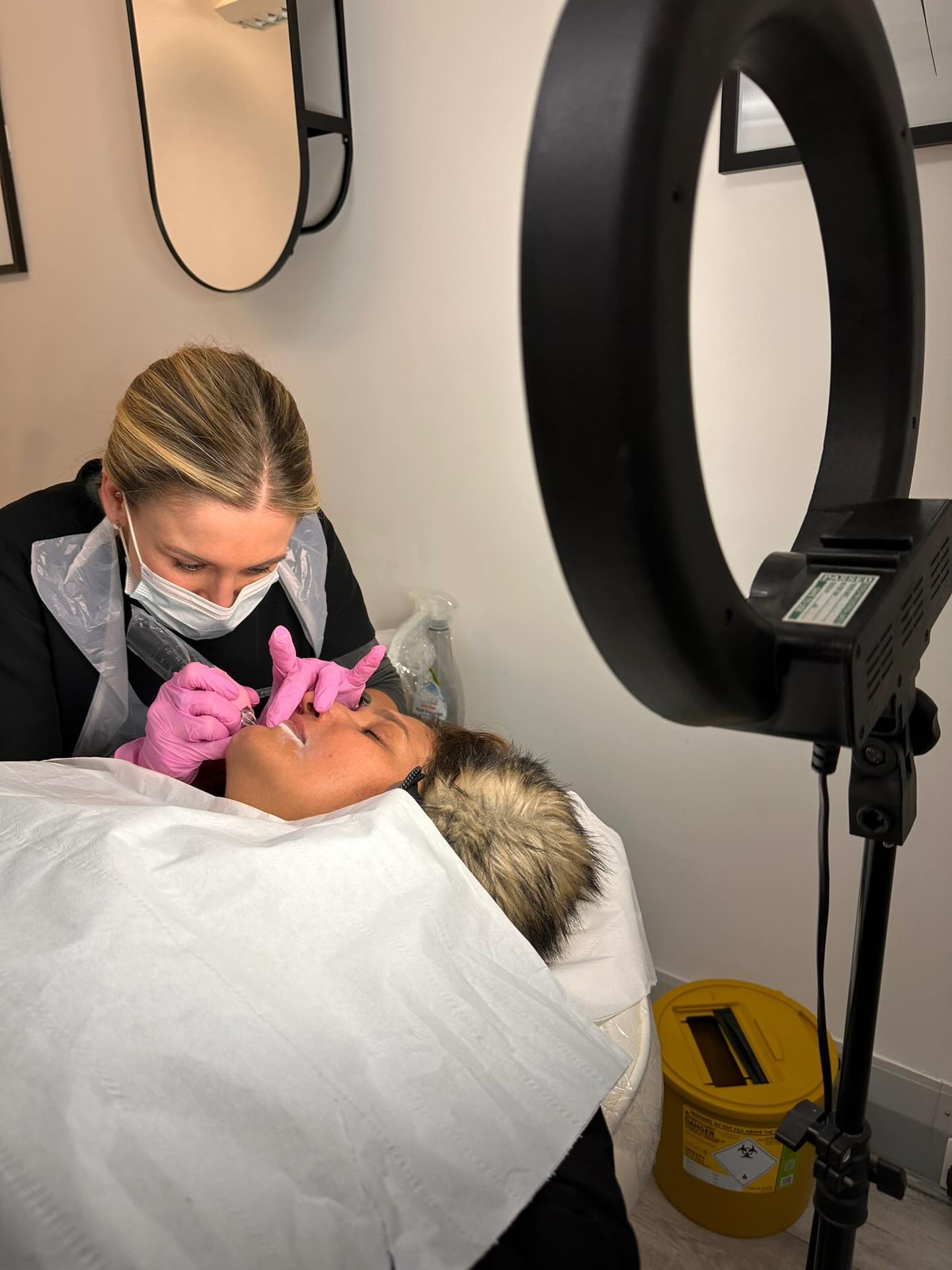 It’s not often I get action shots 🎬 I’ve been qualified in SPMU for 8 years already; starting with microblading, then ombré brows, lip blush and eyeliner. I’ve recently decided to take my qualifications even further to get my level 4. This is a regulated qualification and shows I’m always striving to give the best to my clients 🥰