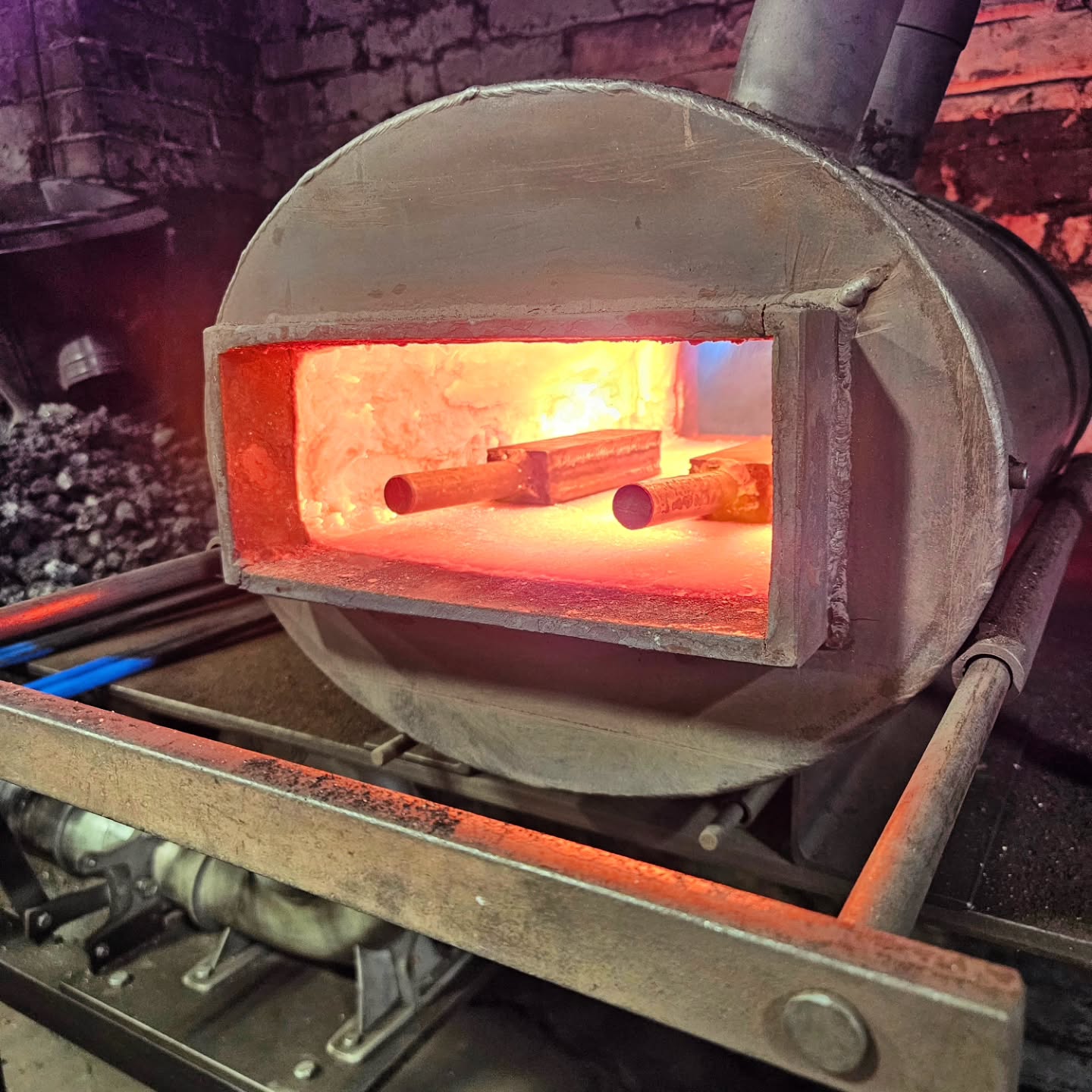 Well it's been a busy couple of days over at @centerformetalarts I had several projects that needed some bigger equipment so I went over to the CMA to work on them. Between yesterday and today I made over 4ft of twisted crushed Ws, 3.5 feet of refined wrought iron, and four stainless san mai billets. Unfortunately two of the stainless san mai billets had a delamination in the center, but there is still plenty of usable material.