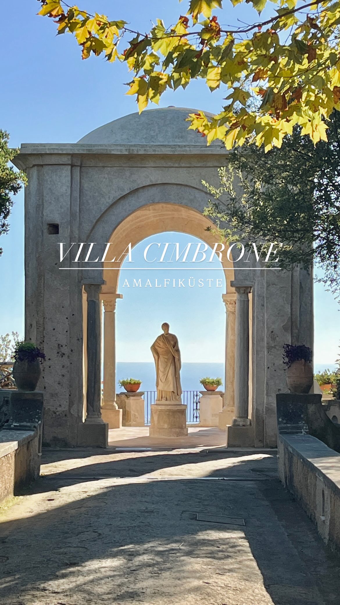 Ein Geheimtipp ist die Amalfiküste schon lange nicht mehr. Wer sie jedoch in all ihrer Schönheit erleben möchte, sollte die Hauptsaison meiden. Wir sind Anfang November an der Amalfiküste unterwegs. Es gibt zwar noch Touristen, doch der große Andrang ist vorbei. Die perfekte Zeit, um die Region entspannt zu erkunden. Nur außerhalb der Saison lassen sich die herrlichen Gärten und Villen der Küste wirklich in Ruhe genießen.