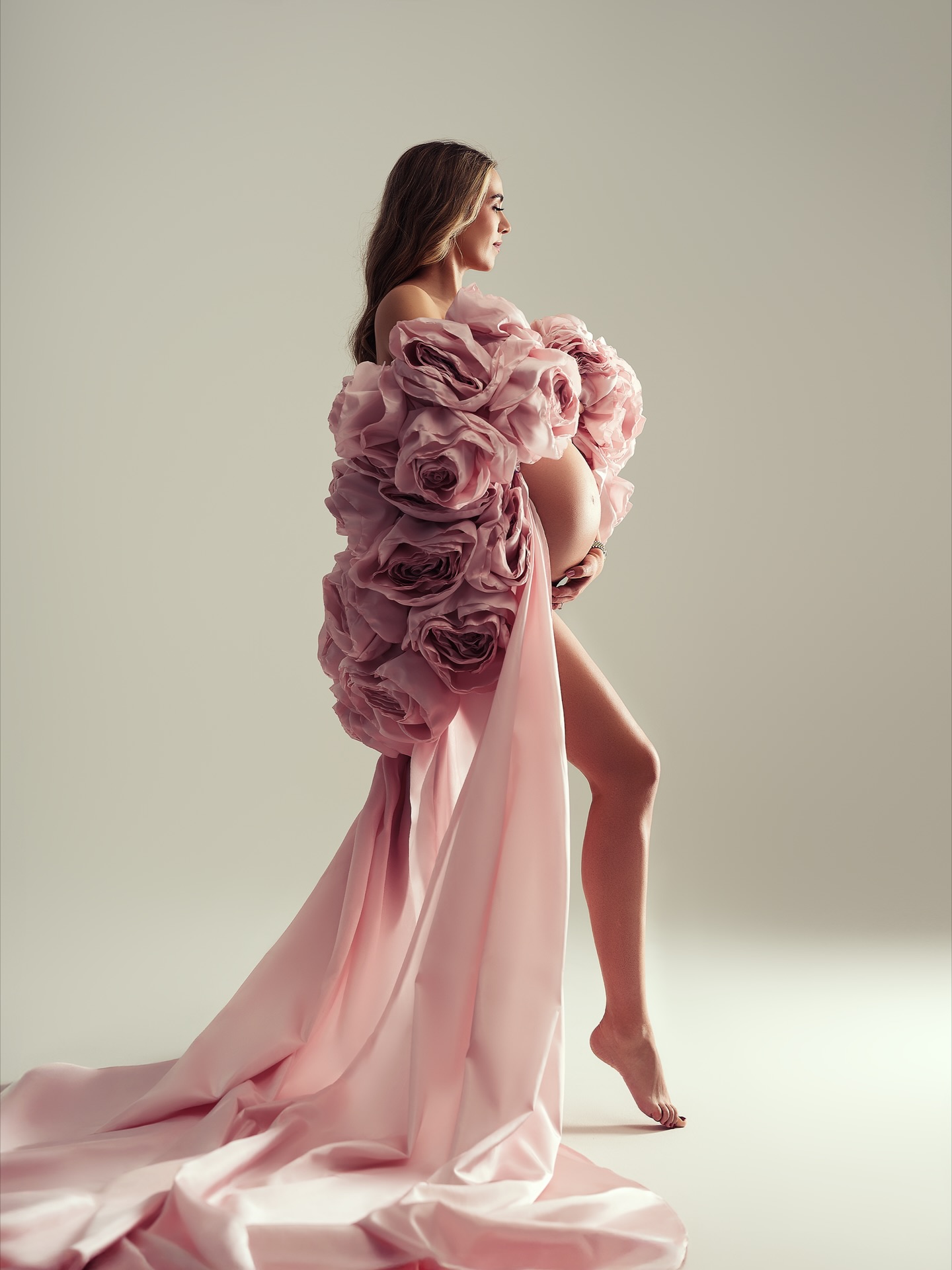 No, you don’t have to be a top model to book me.
In fact—you don’t need any experience at all.
My job is to find the beauty in every woman who steps in front of my camera. I guide you through everything: from selecting the perfect outfits to helping you feel confident in every pose. Before we start, you’ll enjoy professional hair and makeup, so you can step into your session already feeling amazing.
Because this day is yours.
Only yours.
A day to celebrate you.
To feel incredible.
To shine like a star. ✨
Bolero: @matusenko.store
#maternityphotography #babybauchshooting #pregnantandperfect