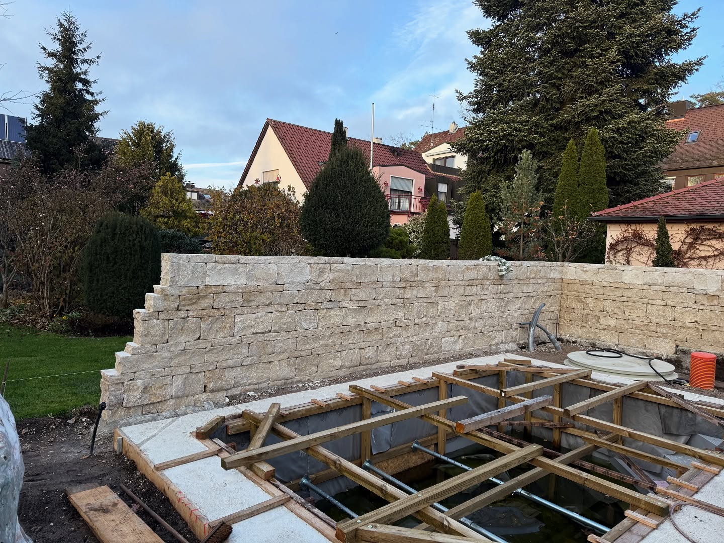 Kleines Update von der Poolbaustelle…
Die Schalungssteine sowie der Ringanker wurden betoniert, die Anschlüsse wurden mit Kies verfüllt, die Überläufe wurden an die neu verlegte Abwasserleitung angeschlossen, Strom und Wasserleitungen sind verlegt, das Fundament für die Natursteinmauer wurde ebenfalls gegossen.
Einen Teil der Tragschicht konnten wir ebenfalls einbauen.
Einen Teil der Natursteinmauer konnten wir ebenfalls schon aufbauen. Leider bremst uns nun das Wetter etwas aus.
Daher geht es morgen mit den Pflanzarbeiten auf mehreren Baustellen weiter…
#poolbau #terrassengestaltung #gartengestaltung #naturstein #natursteinmauer #jurakalk #winterisback❄️