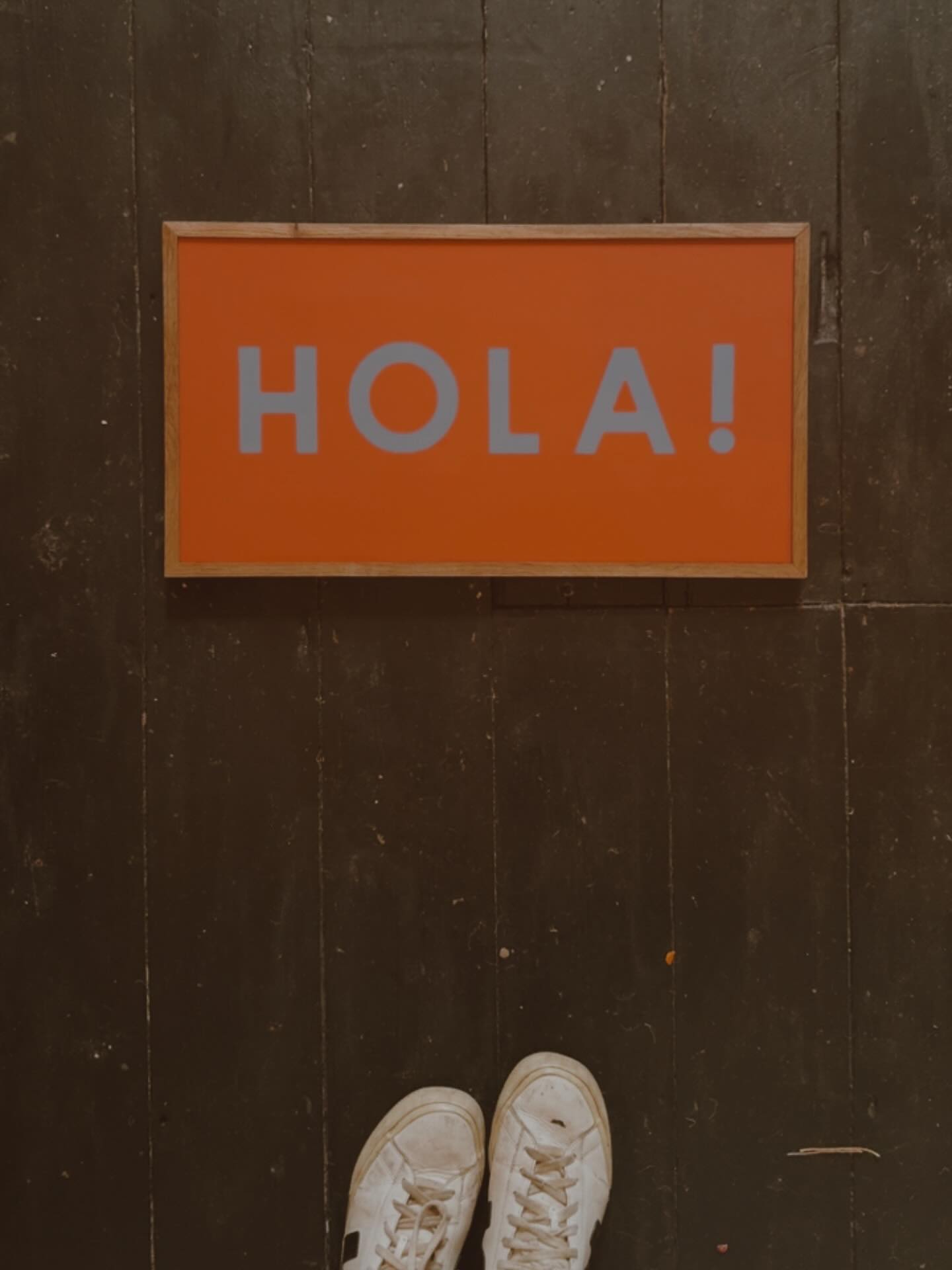 Small sign, big welcome 🤗🎨 Grab your hand-painted Hola sign today—your guests will thank you!
.
.
.
.
#tabsandnut #customsigns #customsignage #HandPaintedSigns #HolaSign #SmallBizLove #DoorwayDecor #ColorfulHome #HandcraftedHome #ArtForYourHome #CraftedWithLove #SupportSmallBusiness #homedecorinspo #hola #colourclash #signage #greetings #hallwayinspo #letteringlove #handletteredfont #blockcolour #signwriter