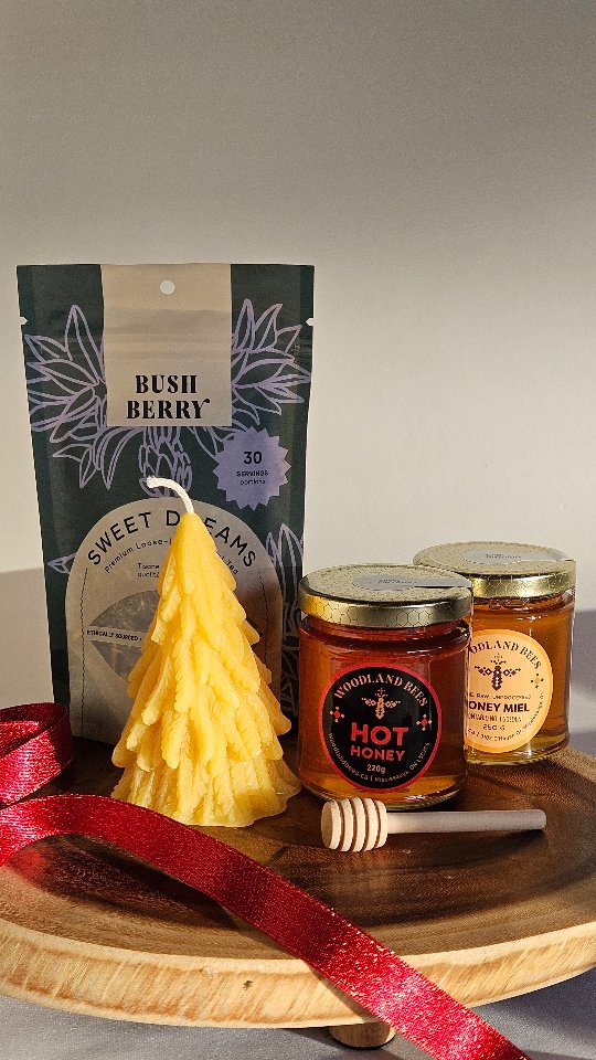 Introducing our newest Woodland Bees gift set — Sweet and Spicy Comfort Box a cozy bundle crafted for slow evenings and sweet moments. Inside you’ll find our raw summer honey, best selling habanero-infused hot honey, a handmade beeswax candle, Bush Berry’s West-Coast “Sweet Dreams” tea, and a wooden honey dipper.
A little sweet, a little spicy, and the perfect warm-up for winter nights.
#WoodlandBees #CanadianMade #SupportLocalCanada #SmallBatchHoney #OntarioHoney #CanadianGifts #HoneyLovers #HotHoney #HabaneroHoney #BeeswaxCandle #TeaLovers #GiftSet #HolidayGiftsCanada #LocalMakers #ShopLocalOntario
