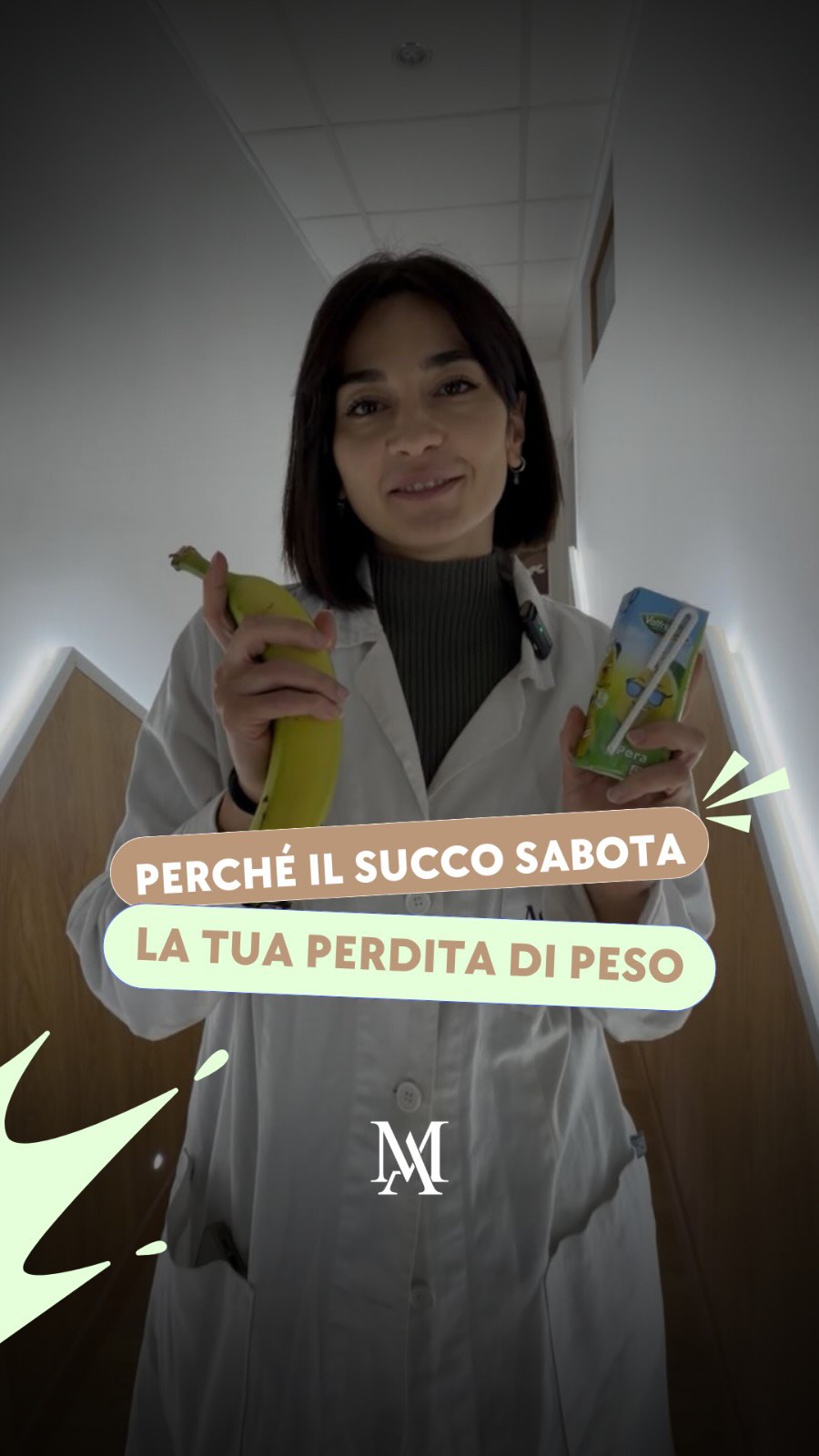 SUCCO DI FRUTTA VS FRUTTA: se vuoi perdere grasso, questa scelta conta più di quanto pensi 💪🏼
Quando il tuo obiettivo è perdere massa grassa, non devi solo “mangiare sano”: devi scegliere alimenti che ti tengano sazio e ti aiutino a controllare l’appetito.
Ed è qui che frutta e succo di frutta fanno una differenza enorme!
Perché il succo NON è la scelta migliore se vuoi dimagrire 🧃
Quando bevi un succo:
❌ Le fibre vengono quasi del tutto eliminate
❌ Gli zuccheri vengono assorbiti molto più velocemente
❌ Il senso di sazietà è praticamente nullo
Risultato?
☹️ Fame dopo poco
☹️ Picchi glicemici che ti portano a mangiare di più
☹️ Calorie bevute e non “sentite”, che ostacolano la perdita di grasso
Spesso un bicchiere di succo equivale a 2-3 frutti, ma senza quella sensazione di pienezza che ti aiuta a controllare l’appetito.
Perché la frutta intera ti aiuta invece a perdere grasso 🍒
La frutta vera contiene:
✔️ Fibre che rallentano l’assorbimento degli zuccheri
✔️ Fibre che aumentano la sazietà
✔️ Vitamine e antiossidanti che nel succo vengono persi
Quando sei sazio, controlli meglio la fame, gestisci meglio il deficit e dimagrire diventa più semplice.
🥇 Il verdetto per chi vuole perdere grasso
👉 La frutta intera vince sempre.
Sazia di più, controlla meglio gli zuccheri, ti aiuta nel deficit calorico.
Non è solo “più sana”: è più efficace per perdere grasso ✨
#perditapeso #perditadigrasso #perditadipeso #perderegrasso #perderepeso #perderepesomangiando