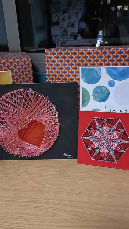 Y después de tantos martillazos, aquí tenemos el resultado... String art en Artistic Expression de 4°.
#stringart #colegiofranciscanoscoruña #graciasxexistir #4eso #artisticexpression