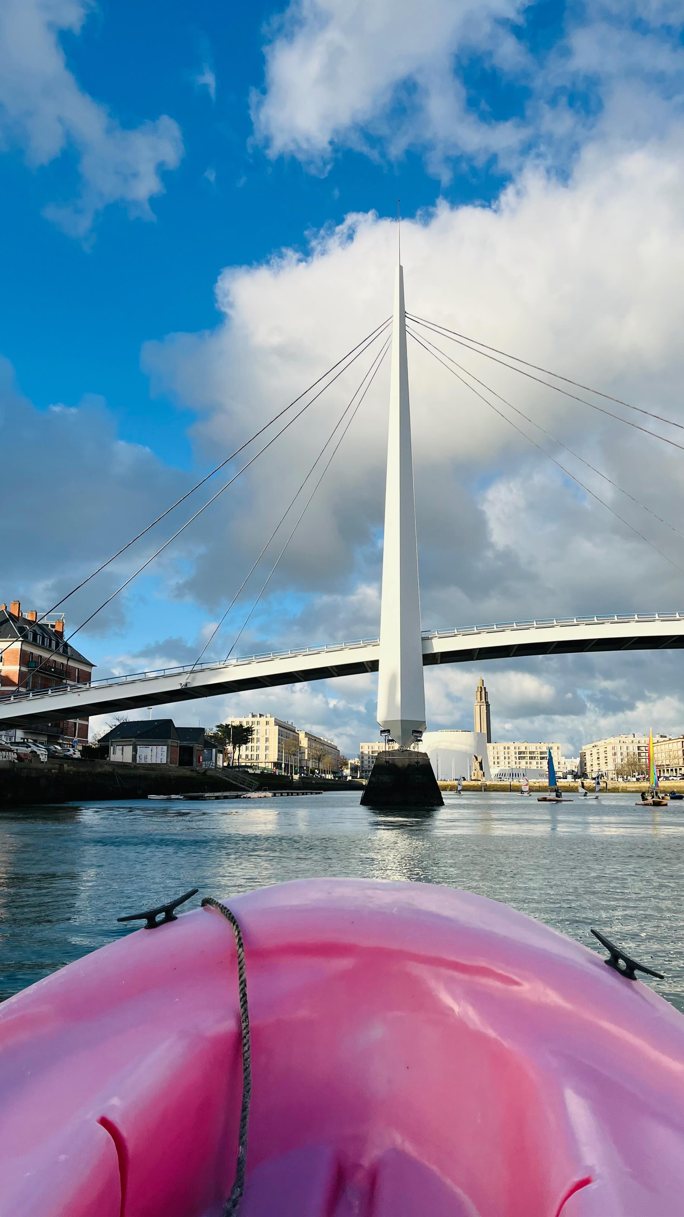 V•O•I•L•E
▶️ Dis moi ce que tu détestes faire avec tes élèves mais que tu fais quand même !!
Moi je m’inscris à la voile car c’est une super opportunité pour mes élèves mais je déteste ça 😅 !
Et cette année on a tiré le gros lot avec ma collègue … le créneau du 17/11 au 27/11 tous les matins !
On est trempé de la tête aux pieds 😂 mais les enfants sont super courageux et ne se plaignent presque pas !
Je suis trop fière d’eux car ce ne sont pas les conditions idéales !
Bref un peu d’humour … demain dernière séance !!!
Envoyez moi du courage … prévision météo : 85% de pluie !!!
Bonne soirée
Maitresselili_lh ✨
#maitresselililh #teampe #cm1 #cm2 #maitresse #teachersfollowteachers #cycle3 #teacher #voile