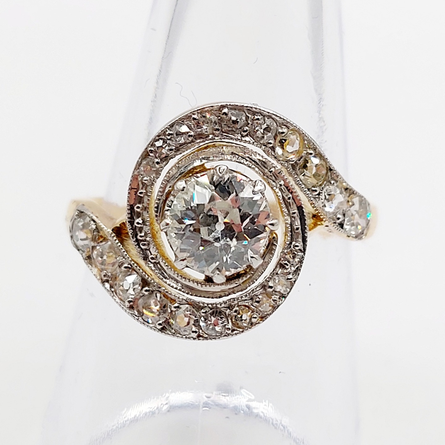 /// sold /// French antique tourbillon ring 18k gold and platinum set with a 0.80 carat old european cut diamond surrounded by old mine cut diamonds (circa 1900)
PRICE : 3200€
Magnificent and rare antique French work
Size: 56 FR / 7.5 US
Weight: 5.22 g
Main diamond size: approximately 6.2 x 6.0 mm (estimated at 0.80 carats)
Diamond in good overall condition, small natural inclusions visible under magnification
Head width: 14.8 mm
Micro scratches from use
Partial owl and mascaron hallmarks (French hallmark)
#frenchjewelry #diamond #diamondring #antiquering #victorian #victorianring #marquisering #augustusjewels #vintagering #daisyring #daimondhaloring #tragetring #oldminecut #oldminecutdiamond #tourbillonring #tourbillon